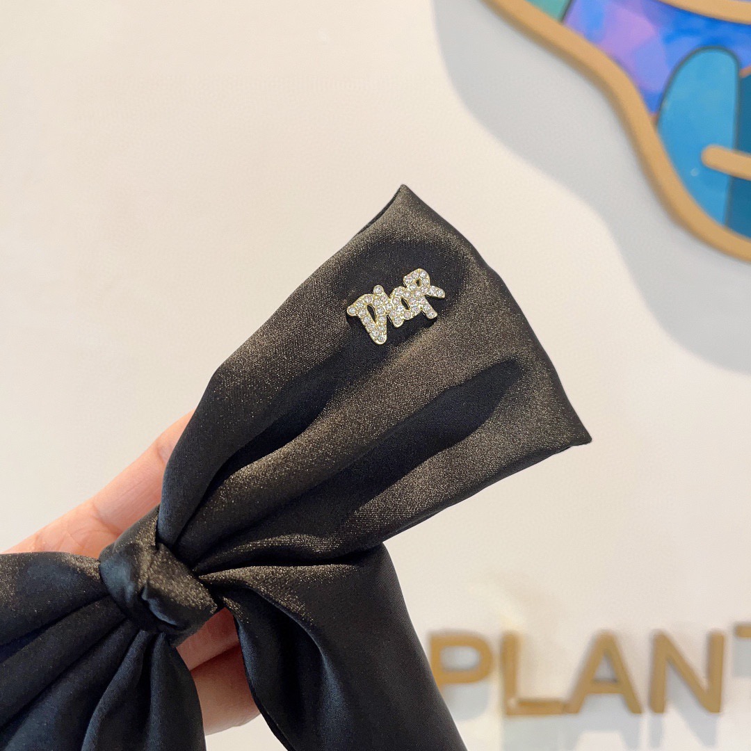 配包装Dior （迪奥）明星同款蝴蝶结发夹 缎面材质弹弓夹 网红推荐款♥ 经典蝴蝶结头饰，超级百搭哦！敲