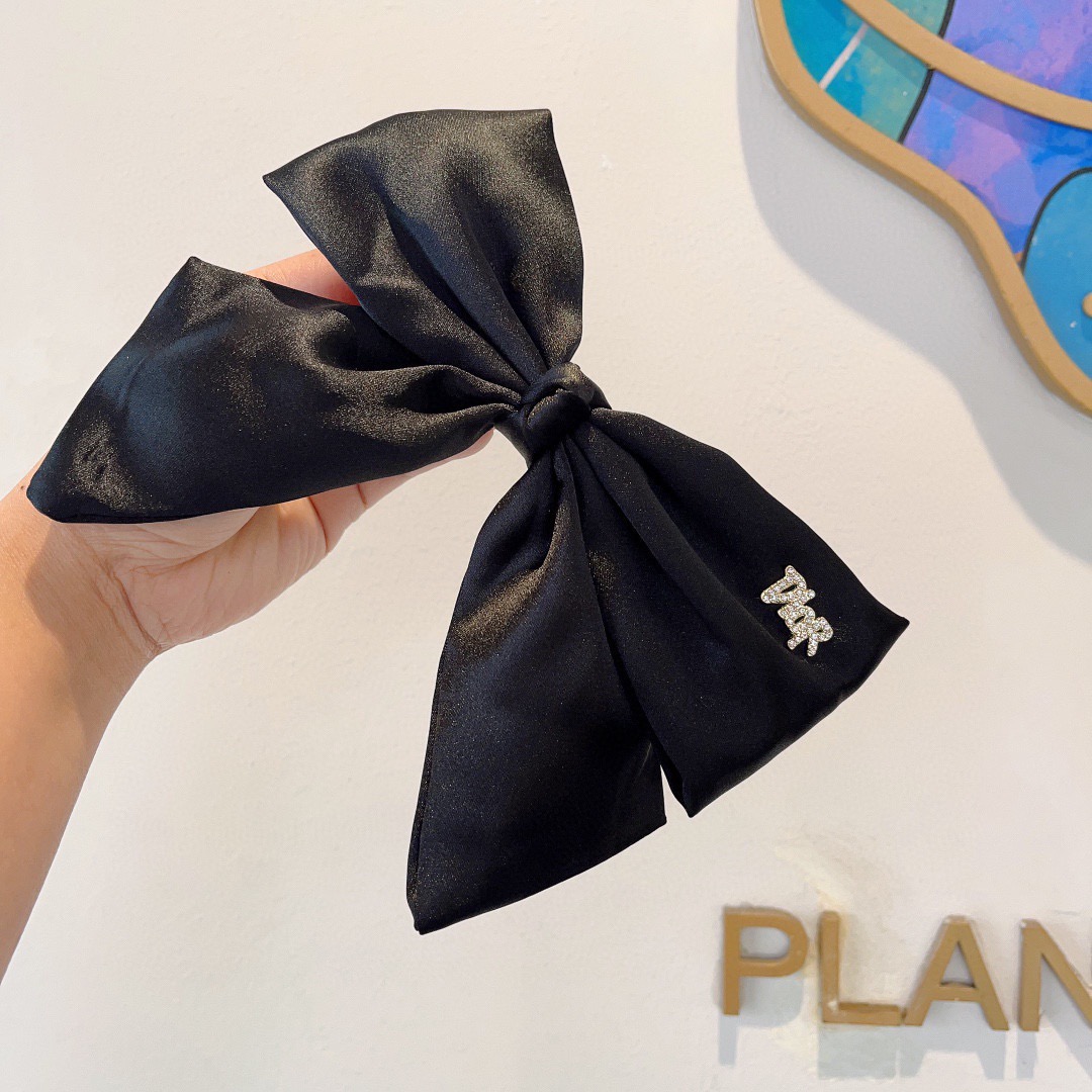 配包装Dior （迪奥）明星同款蝴蝶结发夹 缎面材质弹弓夹 网红推荐款♥ 经典蝴蝶结头饰，超级百搭哦！敲