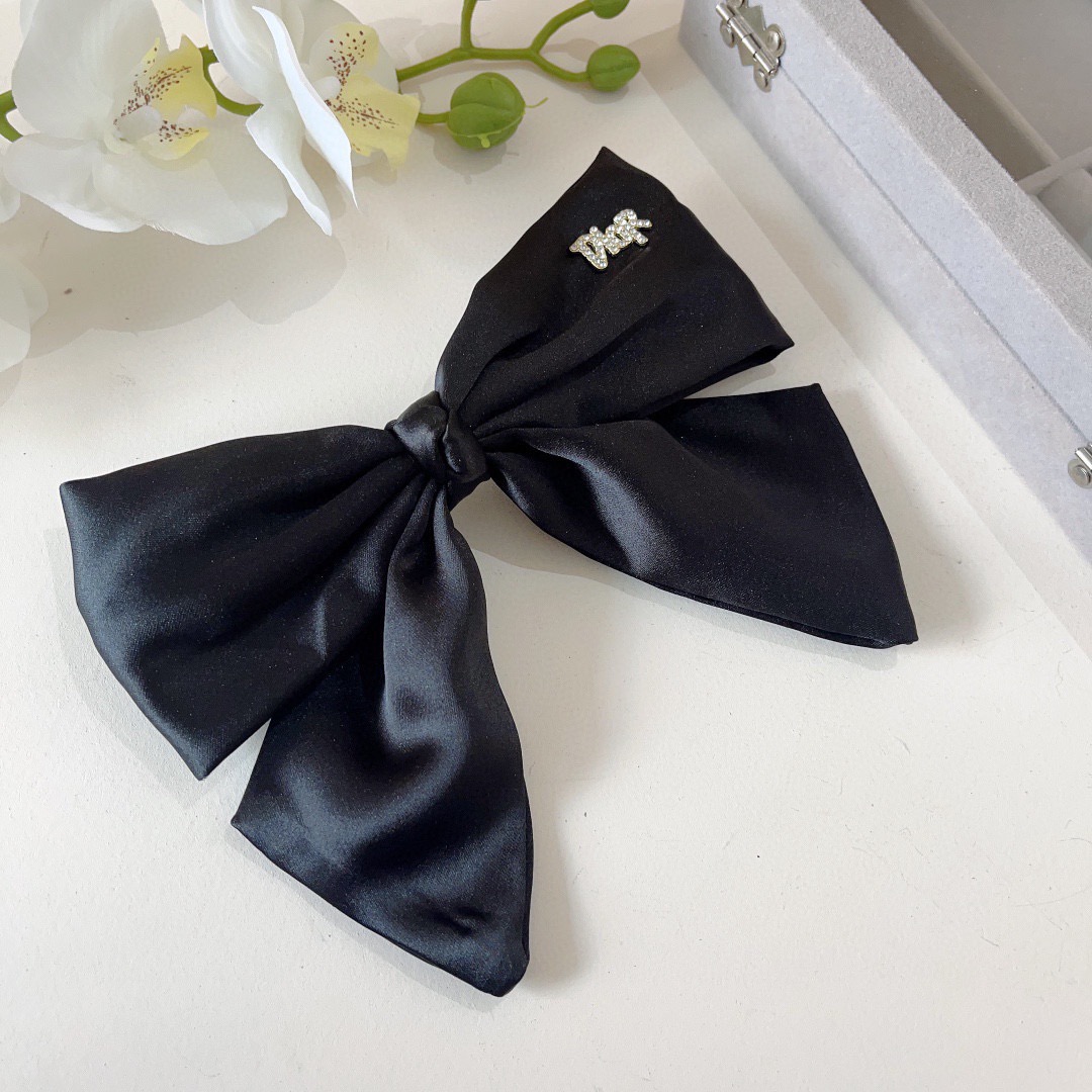 配包装Dior （迪奥）明星同款蝴蝶结发夹 缎面材质弹弓夹 网红推荐款♥ 经典蝴蝶结头饰，超级百搭哦！敲