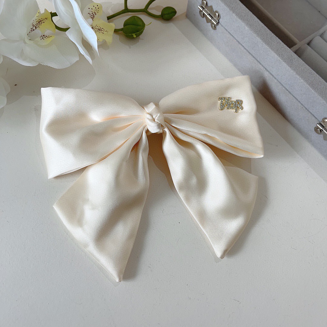 配包装Dior （迪奥）明星同款蝴蝶结发夹 缎面材质弹弓夹 网红推荐款♥ 经典蝴蝶结头饰，超级百搭哦！敲