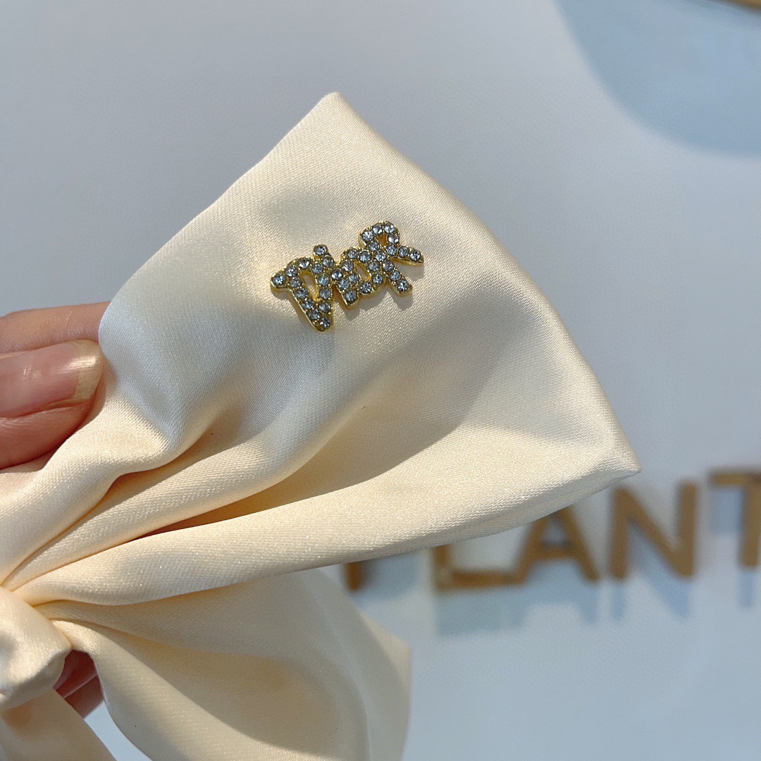 配包装Dior （迪奥）明星同款蝴蝶结发夹 缎面材质弹弓夹 网红推荐款♥ 经典蝴蝶结头饰，超级百搭哦！敲