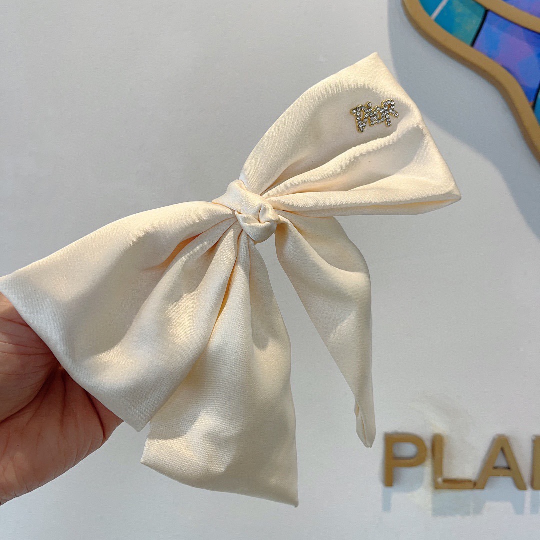 配包装Dior （迪奥）明星同款蝴蝶结发夹 缎面材质弹弓夹 网红推荐款♥ 经典蝴蝶结头饰，超级百搭哦！敲