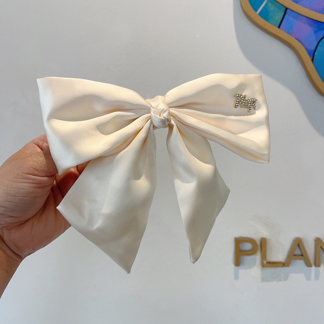 配包装Dior （迪奥）明星同款蝴蝶结发夹 缎面材质弹弓夹 网红推荐款♥ 经典蝴蝶结头饰，超级百搭哦！敲