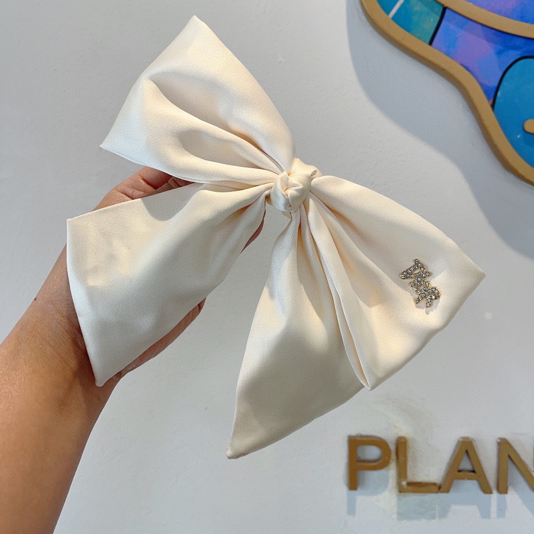 配包装Dior （迪奥）明星同款蝴蝶结发夹 缎面材质弹弓夹 网红推荐款♥ 经典蝴蝶结头饰，超级百搭哦！敲