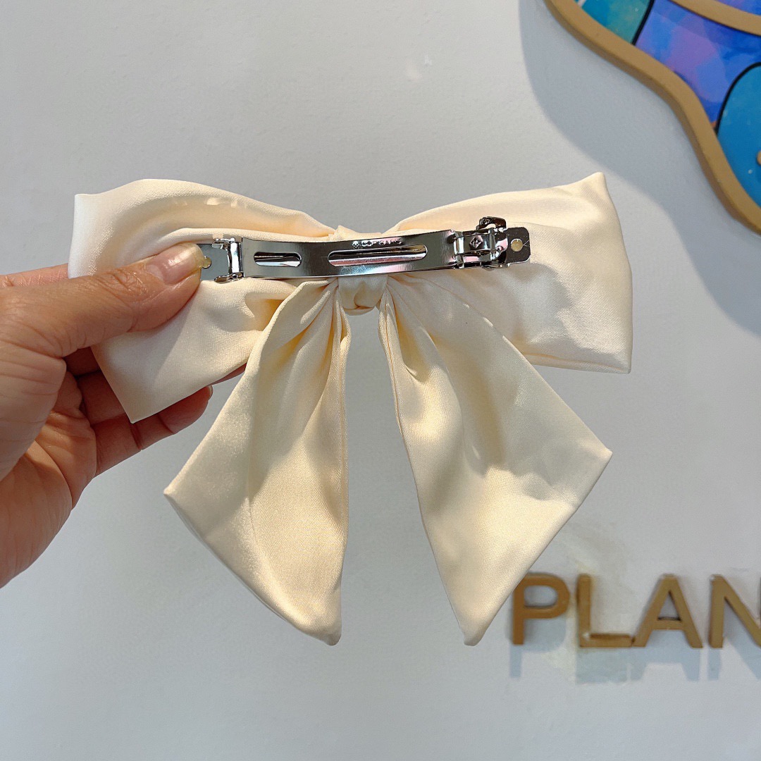 配包装Dior （迪奥）明星同款蝴蝶结发夹 缎面材质弹弓夹 网红推荐款♥ 经典蝴蝶结头饰，超级百搭哦！敲