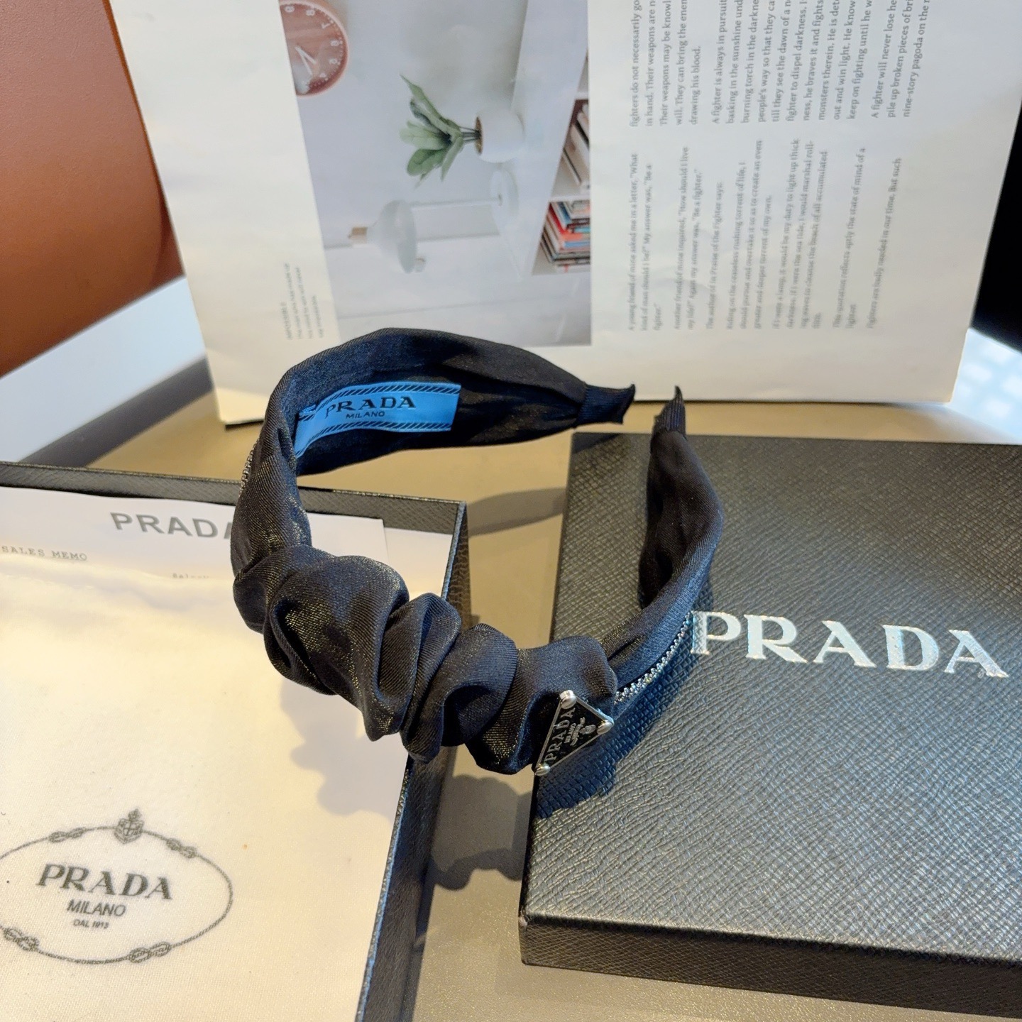 配包装PRADA （普拉达） 新款褶皱发箍。气质女神必备单品。非常百搭，时尚潮流