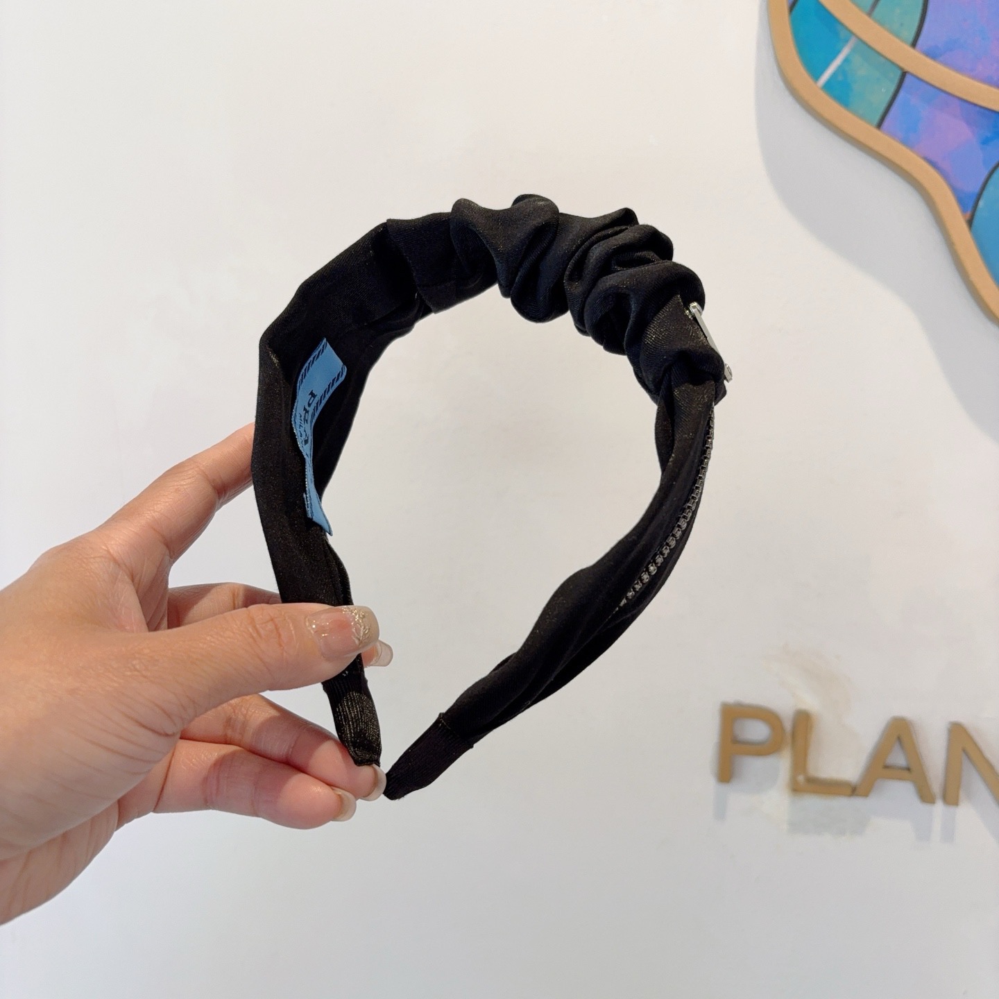 配包装PRADA （普拉达） 新款褶皱发箍。气质女神必备单品。非常百搭，时尚潮流