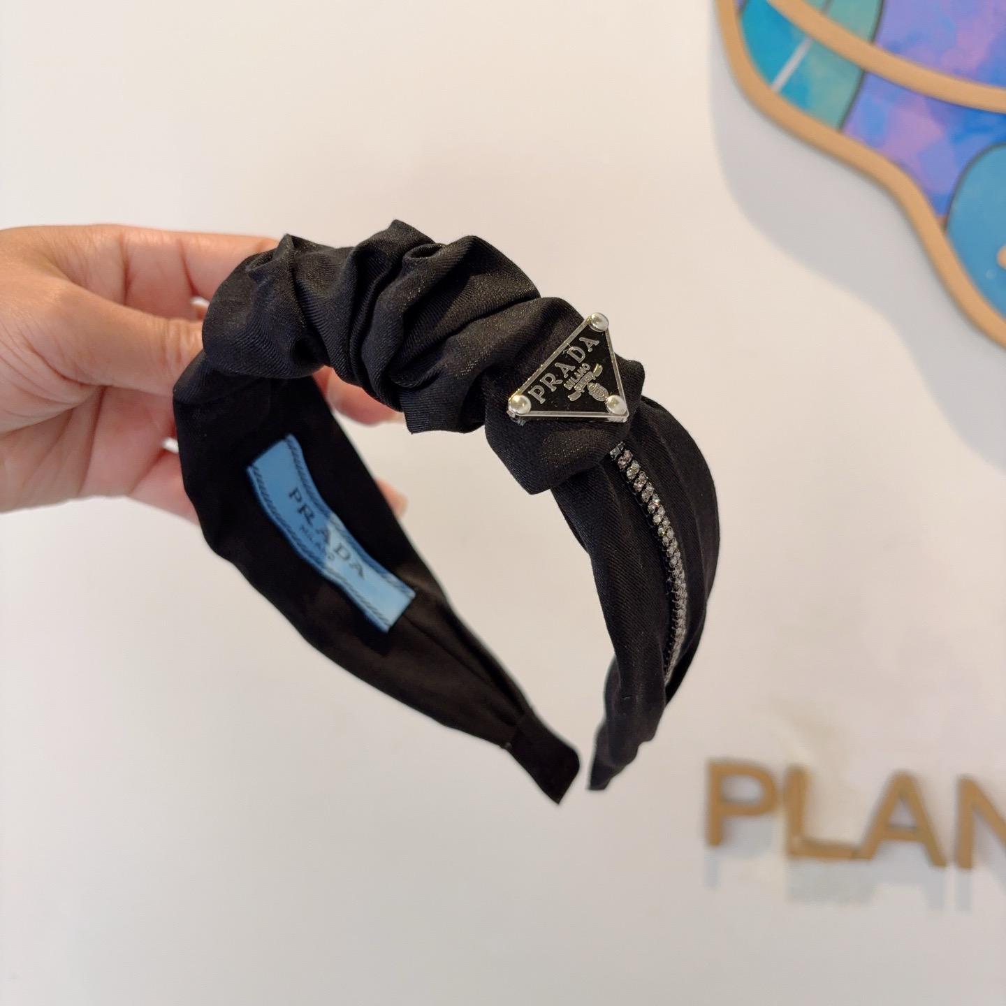 配包装PRADA （普拉达） 新款褶皱发箍。气质女神必备单品。非常百搭，时尚潮流