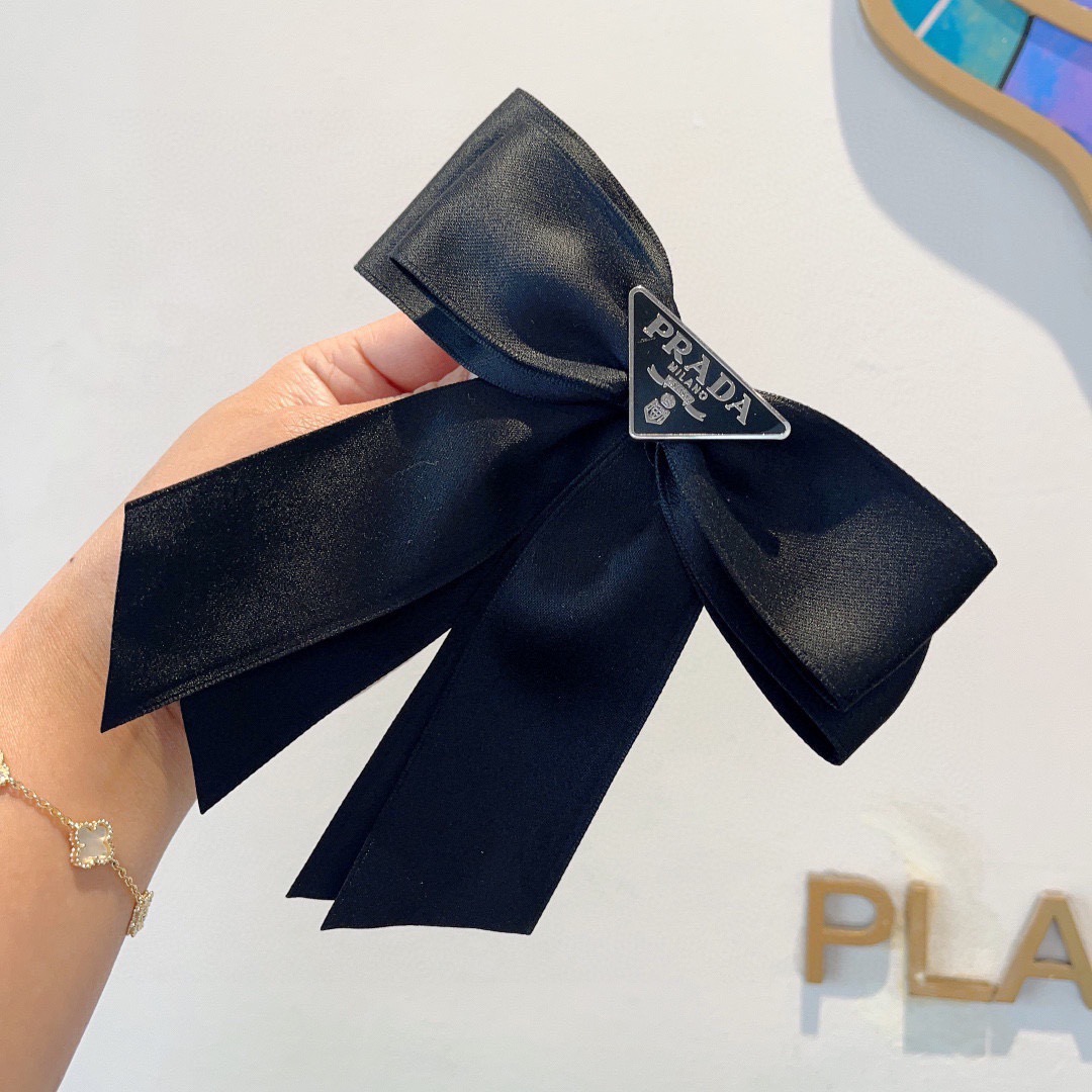 配包装PRADA （普拉达）明星同款蝴蝶结发夹 弹弓夹 网红推荐款♥ 经典蝴蝶结头饰，超级百搭哦！敲黑板