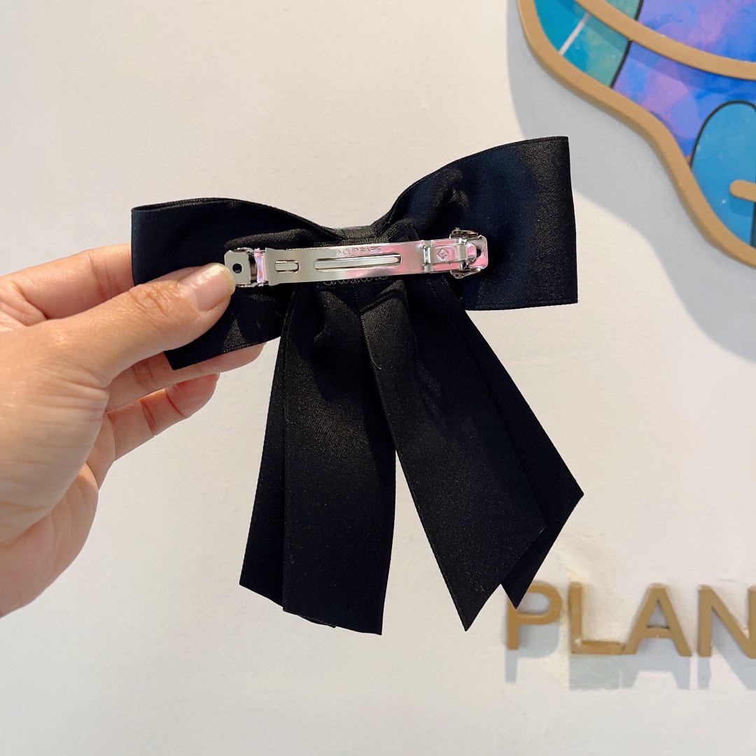 配包装PRADA （普拉达）明星同款蝴蝶结发夹 弹弓夹 网红推荐款♥ 经典蝴蝶结头饰，超级百搭哦！敲黑板