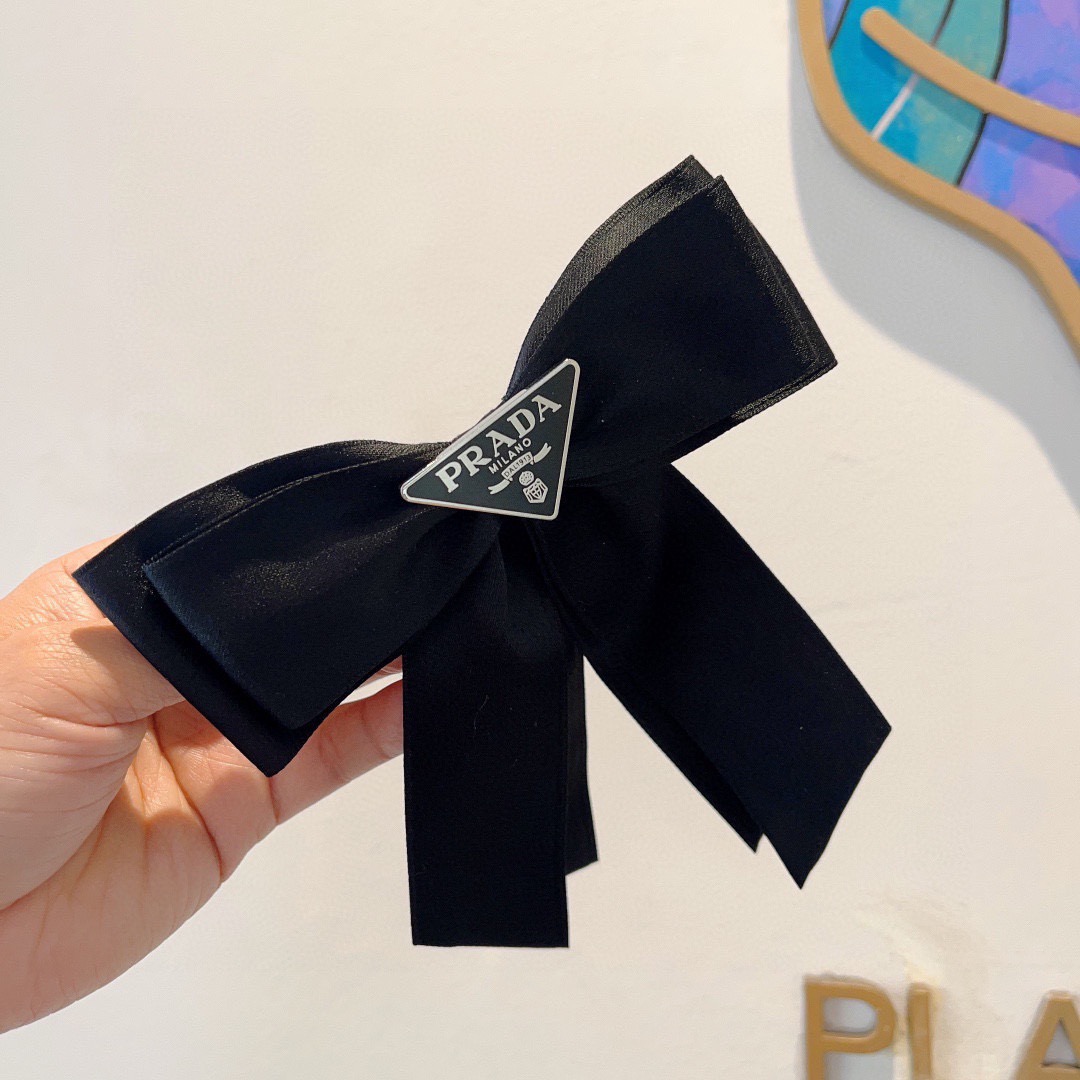 配包装PRADA （普拉达）明星同款蝴蝶结发夹 弹弓夹 网红推荐款♥ 经典蝴蝶结头饰，超级百搭哦！敲黑板