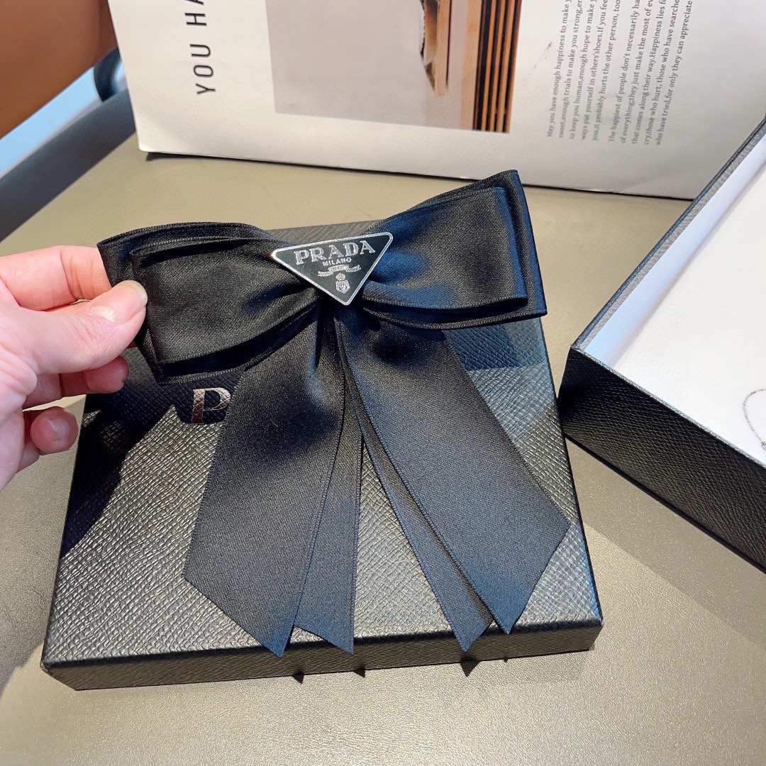 配包装PRADA （普拉达）明星同款蝴蝶结发夹 弹弓夹 网红推荐款♥ 经典蝴蝶结头饰，超级百搭哦！敲黑板
