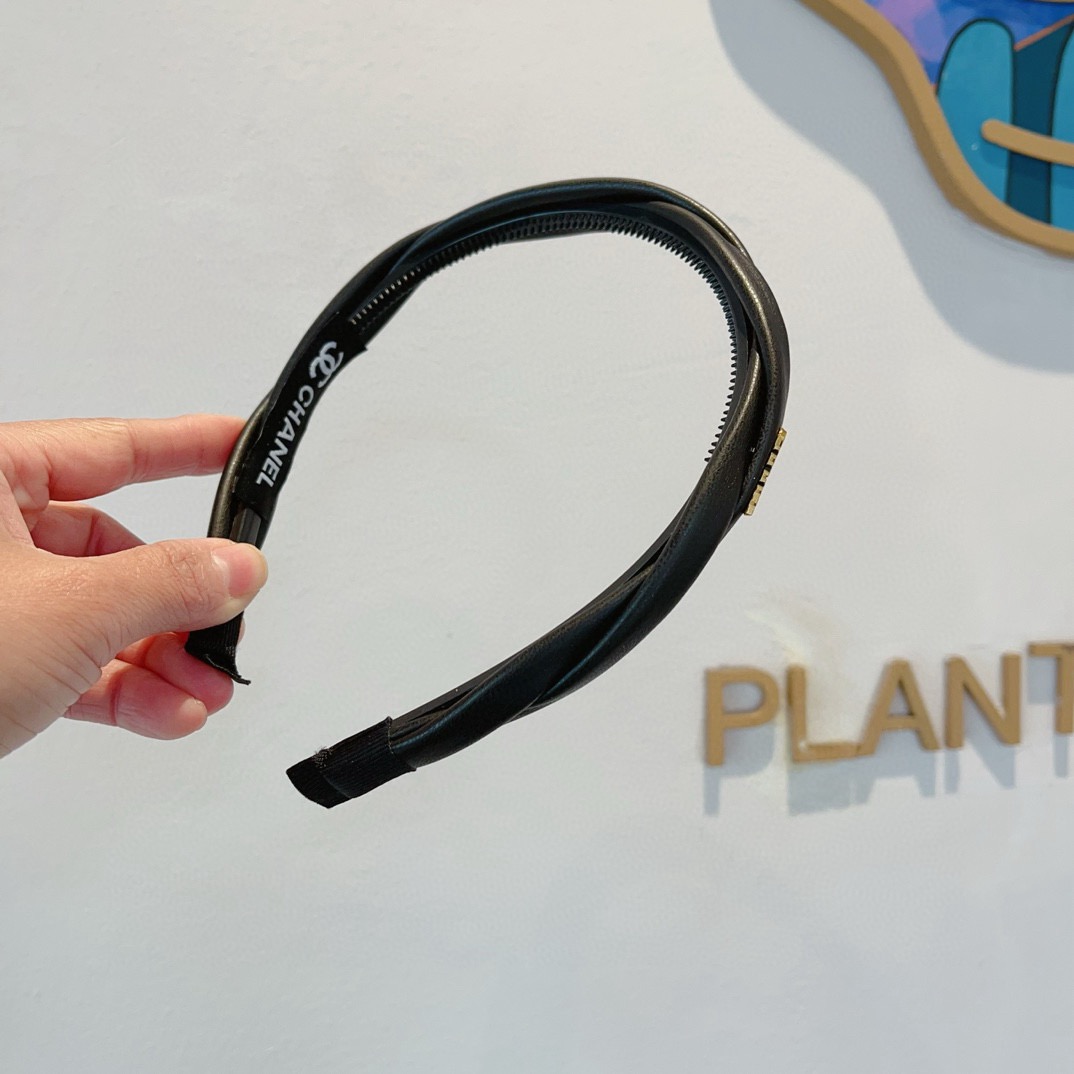 配包装CHANEL（香奈儿）最新款小香羊皮发箍，复古头箍，网红爆款推荐 搭配高端材质，超精致，时尚百搭。