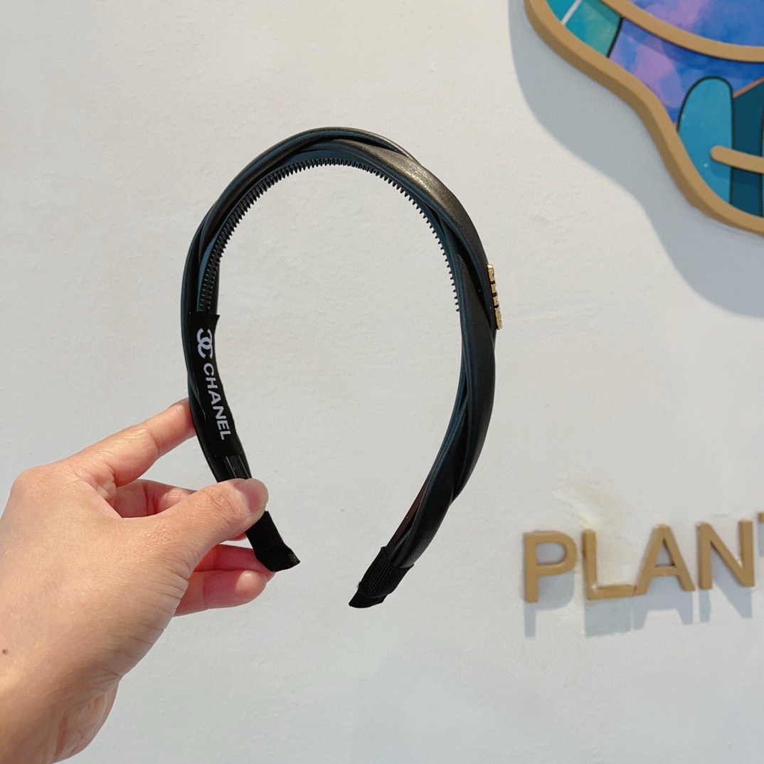配包装CHANEL（香奈儿）最新款小香羊皮发箍，复古头箍，网红爆款推荐 搭配高端材质，超精致，时尚百搭。