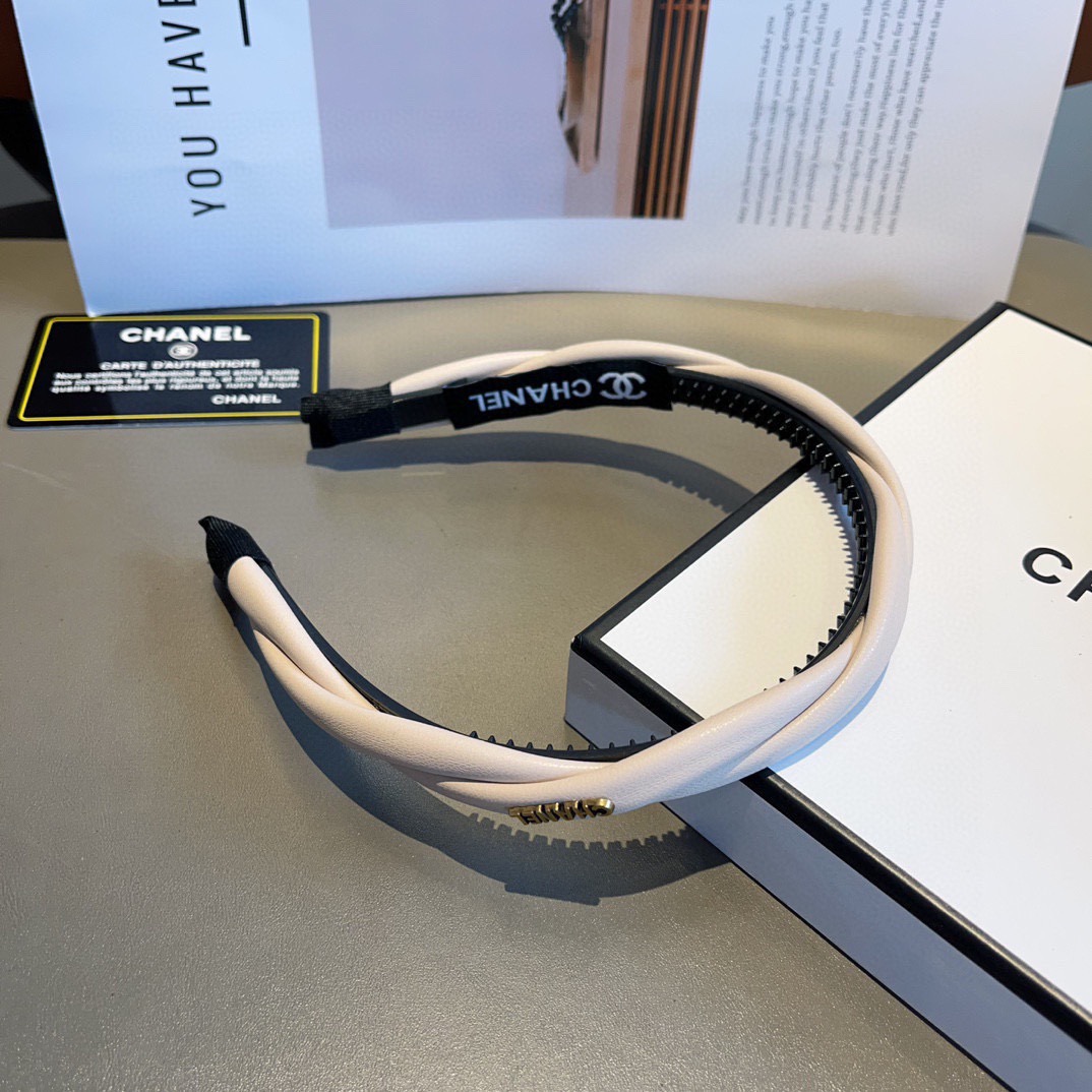 配包装CHANEL（香奈儿）最新款小香羊皮发箍，复古头箍，网红爆款推荐 搭配高端材质，超精致，时尚百搭。