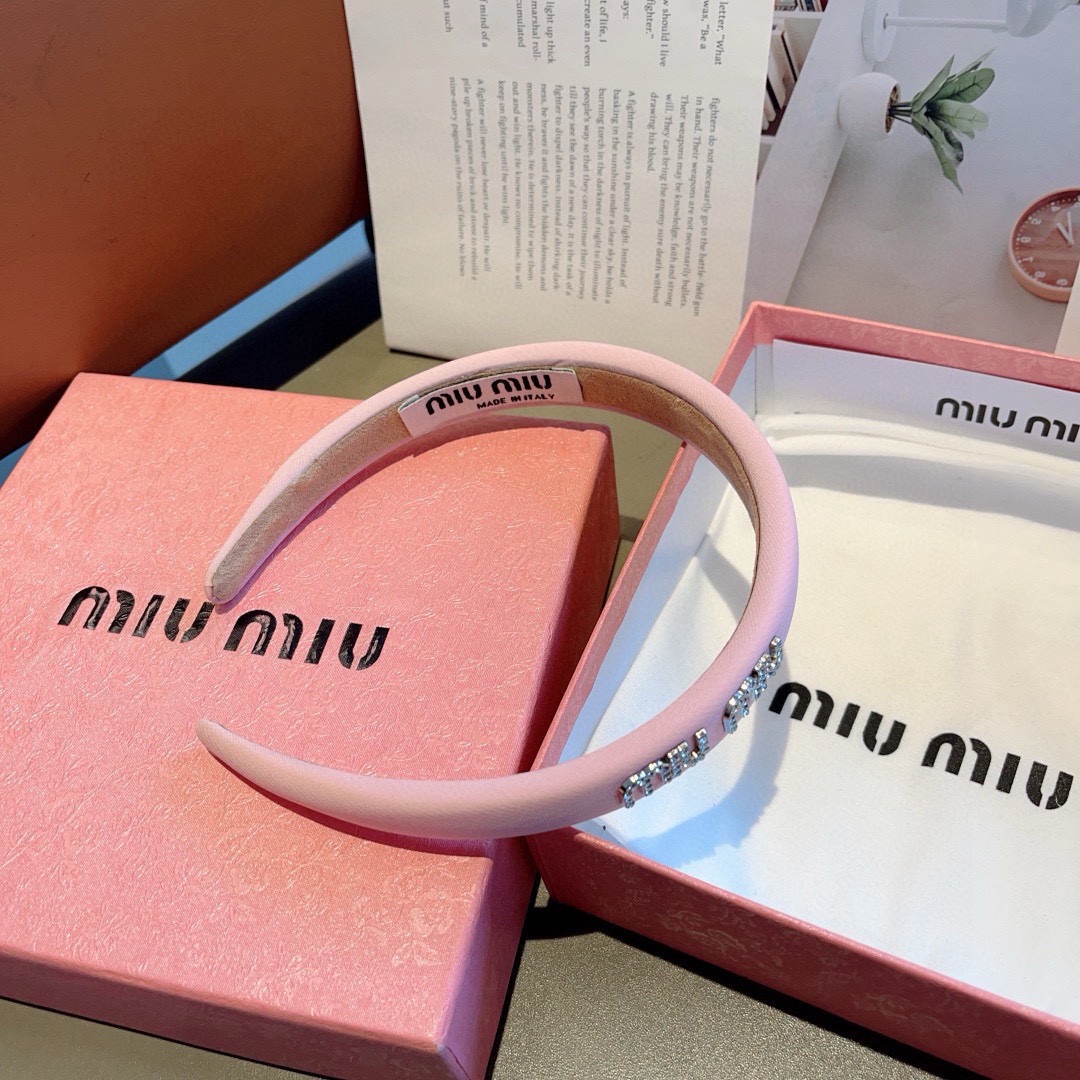 配包装miumiu 缪缪 最新款定制发箍，细节全部实拍！特制面料非常显质感、经典而又永不过时，黑白粉三色
