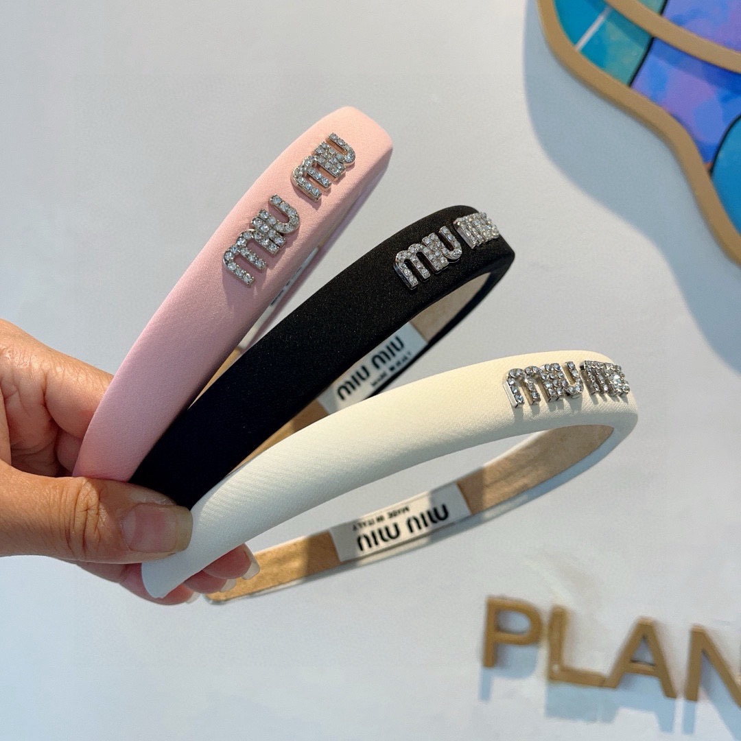 配包装miumiu 缪缪 最新款定制发箍，细节全部实拍！特制面料非常显质感、经典而又永不过时，黑白粉三色