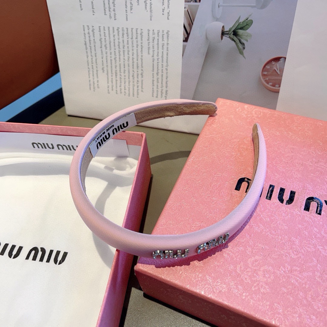 配包装miumiu 缪缪 最新款定制发箍，细节全部实拍！特制面料非常显质感、经典而又永不过时，黑白粉三色