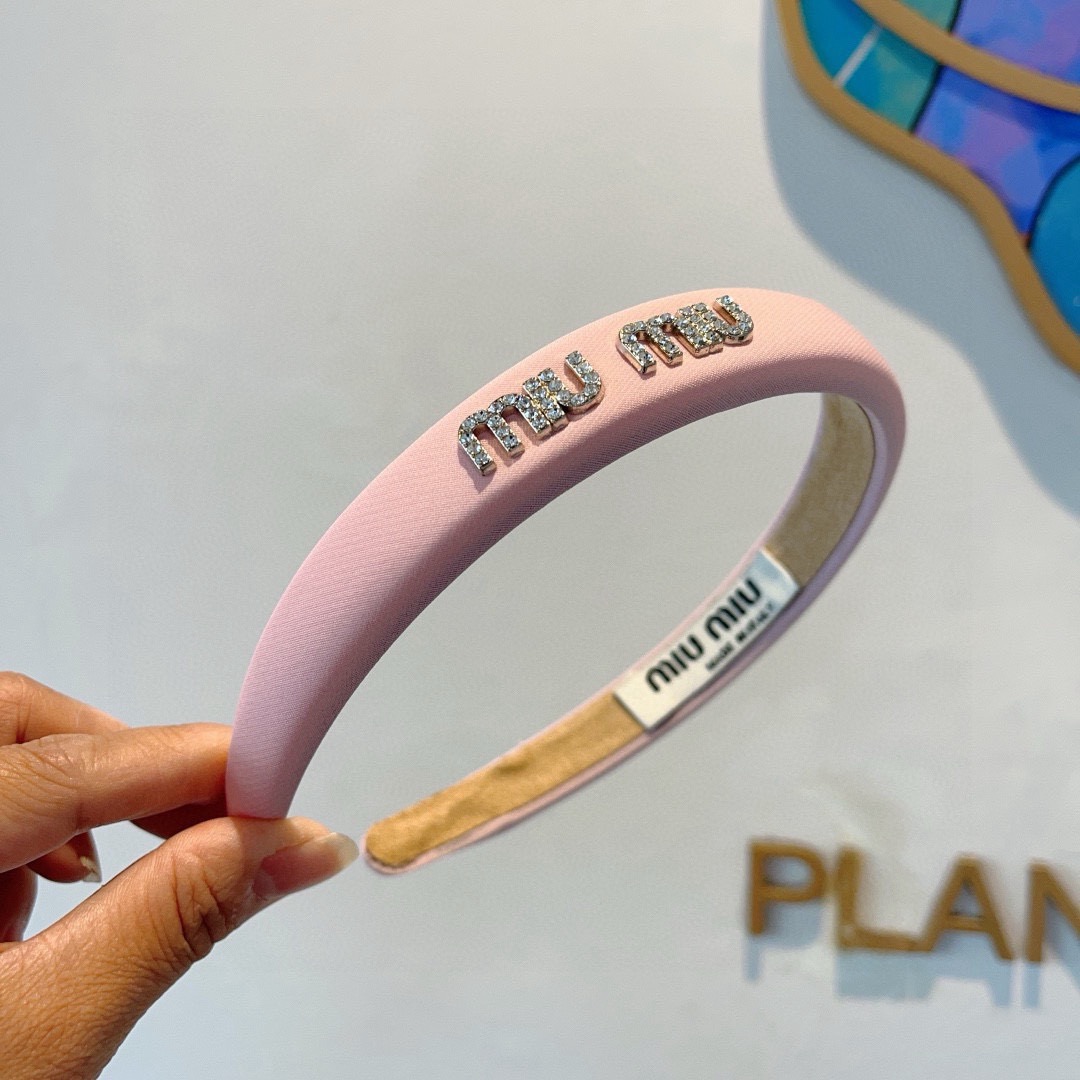 配包装miumiu 缪缪 最新款定制发箍，细节全部实拍！特制面料非常显质感、经典而又永不过时，黑白粉三色