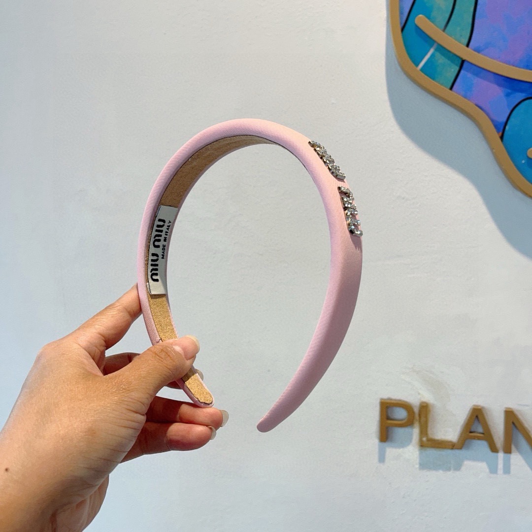 配包装miumiu 缪缪 最新款定制发箍，细节全部实拍！特制面料非常显质感、经典而又永不过时，黑白粉三色