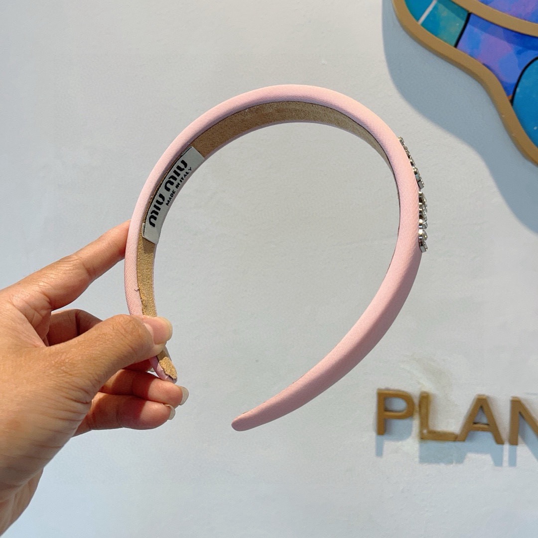 配包装miumiu 缪缪 最新款定制发箍，细节全部实拍！特制面料非常显质感、经典而又永不过时，黑白粉三色