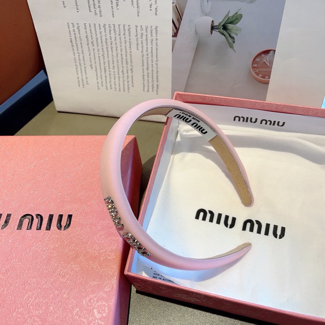 配包装miumiu 缪缪 最新款定制发箍，细节全部实拍！特制面料非常显质感、经典而又永不过时，黑白粉三色