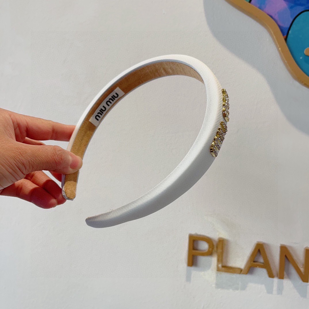 配包装miumiu 缪缪 最新款定制发箍，细节全部实拍！特制面料非常显质感、经典而又永不过时，黑白粉三色