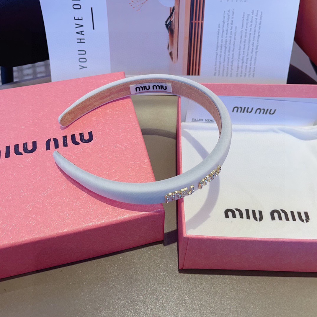 配包装miumiu 缪缪 最新款定制发箍，细节全部实拍！特制面料非常显质感、经典而又永不过时，黑白粉三色