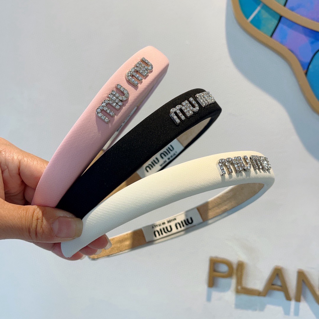 配包装miumiu 缪缪 最新款定制发箍，细节全部实拍！特制面料非常显质感、经典而又永不过时，黑白粉三色