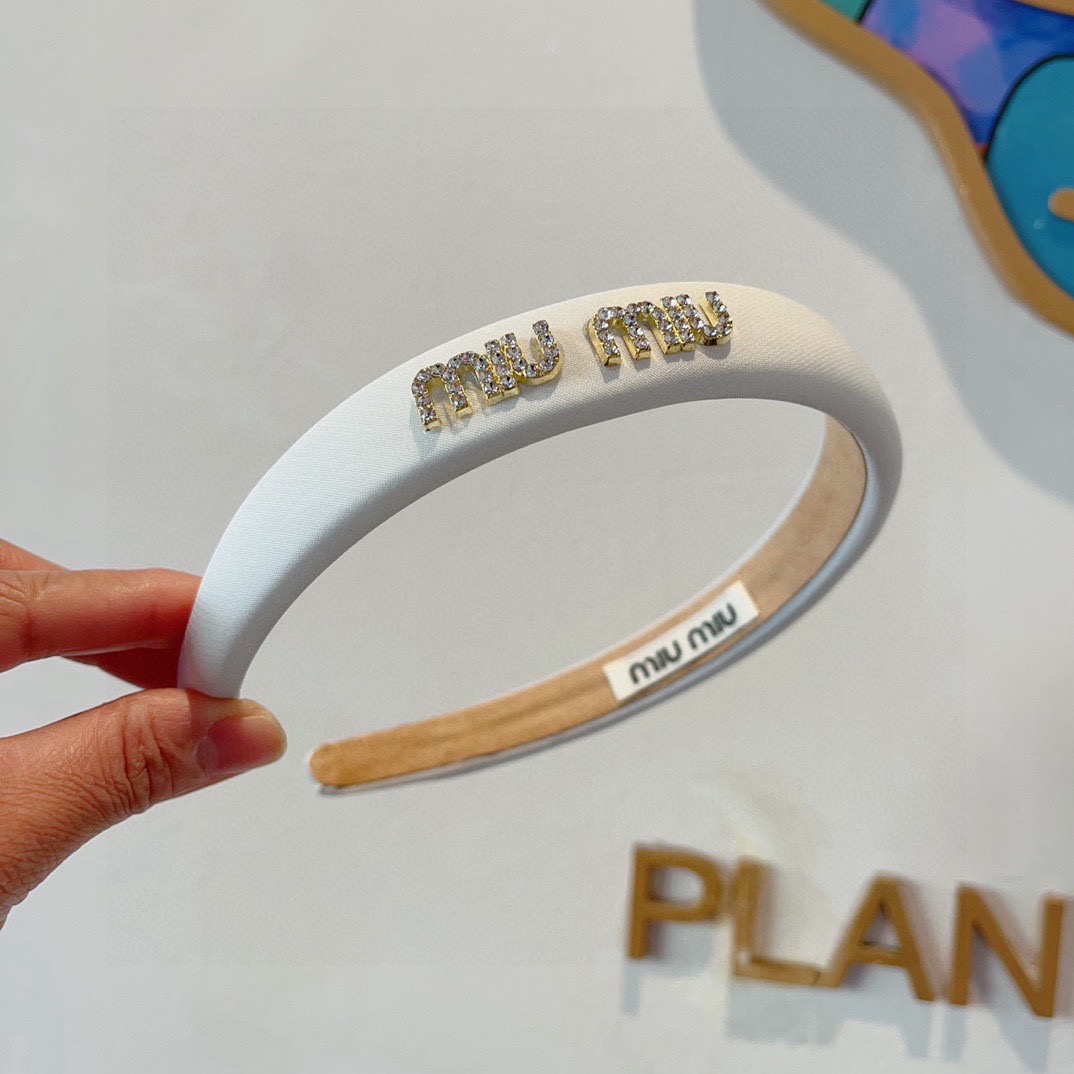 配包装miumiu 缪缪 最新款定制发箍，细节全部实拍！特制面料非常显质感、经典而又永不过时，黑白粉三色