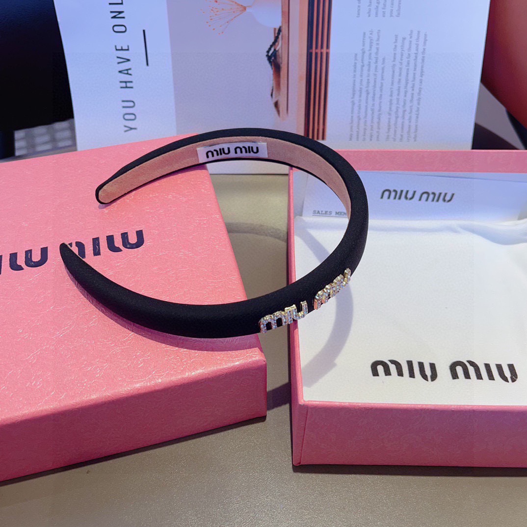 配包装miumiu 缪缪 最新款定制发箍，细节全部实拍！特制面料非常显质感、经典而又永不过时，黑白粉三色
