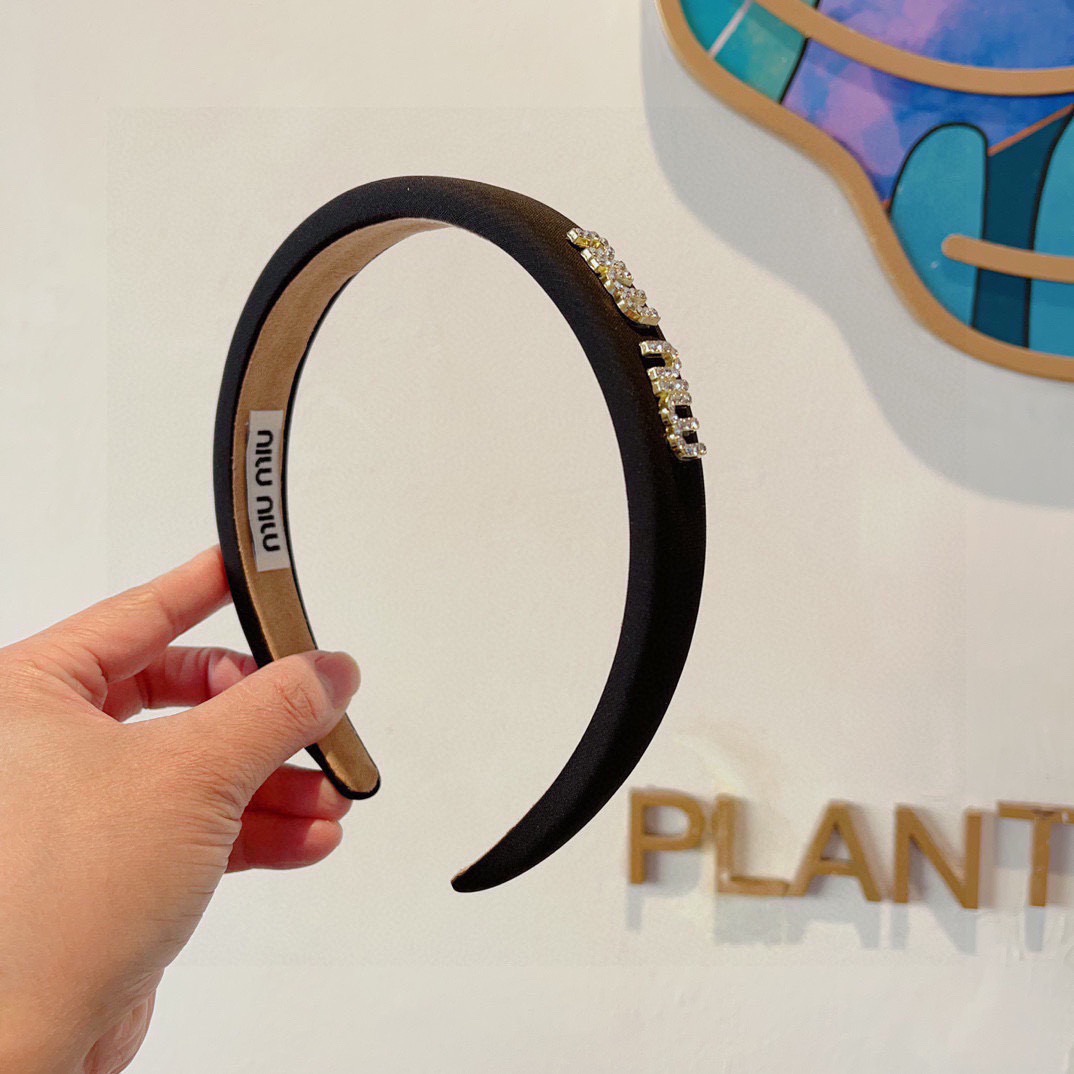 配包装miumiu 缪缪 最新款定制发箍，细节全部实拍！特制面料非常显质感、经典而又永不过时，黑白粉三色