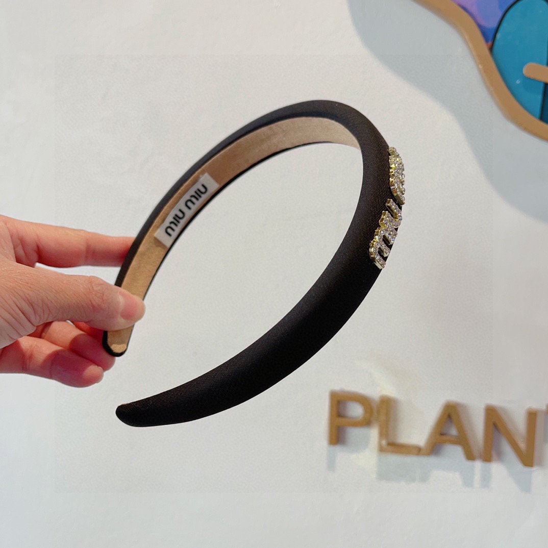 配包装miumiu 缪缪 最新款定制发箍，细节全部实拍！特制面料非常显质感、经典而又永不过时，黑白粉三色