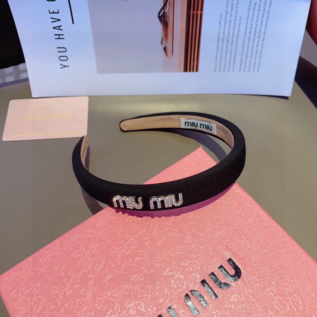 配包装miumiu 缪缪 最新款定制发箍，细节全部实拍！特制面料非常显质感、经典而又永不过时，黑白粉三色