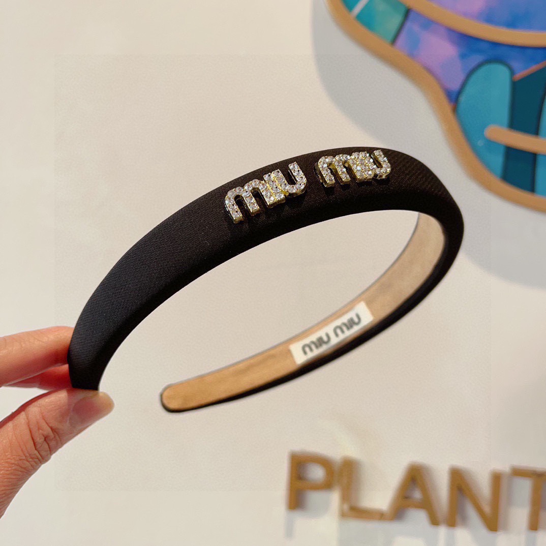 配包装miumiu 缪缪 最新款定制发箍，细节全部实拍！特制面料非常显质感、经典而又永不过时，黑白粉三色