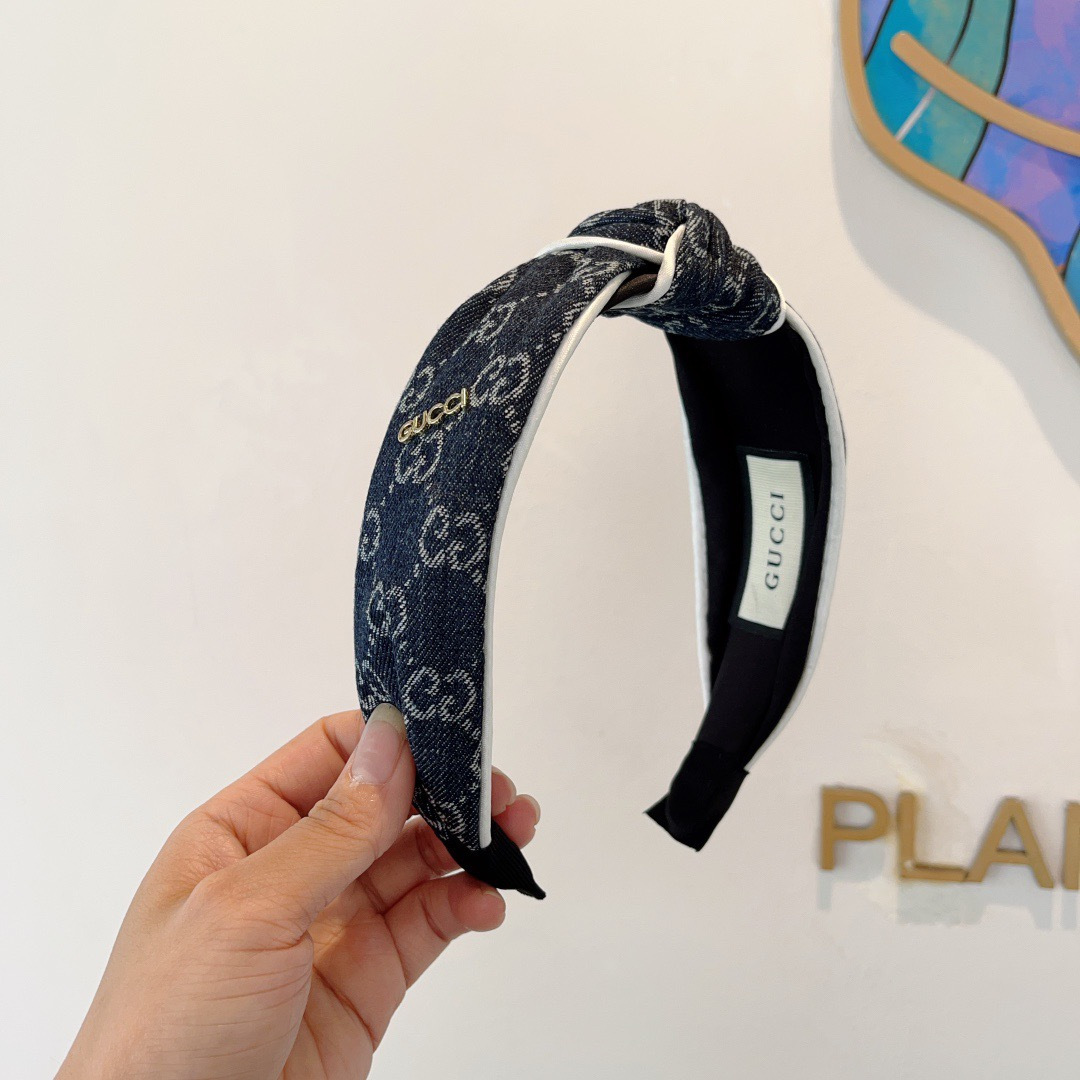 NO:881377,Comes with packaging Gucci Internet celebrity classic denim new wide version headband, a must-have item for goddesses, versatile for going out, fashionable and trendy!  hairpins,hairpins,gucci,hairpins19860909配包装 Gucci古奇 网红经典牛仔布新款宽版发箍,女神必备单品,外出百搭款,时尚潮流！发夹,发夹,gucci,hairpins,accessory
