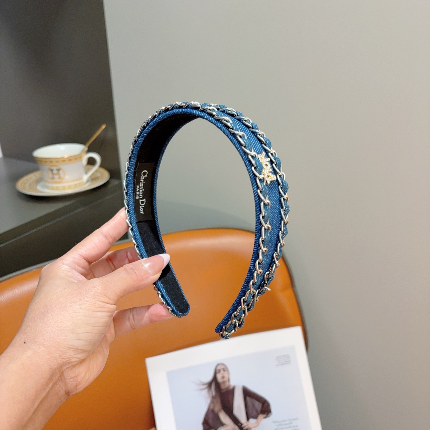 NO:881381,Comes with packaging Dior's new chain denim headband, original wide version, simple and versatile, a must-have for fashionable women, super classy!  hairpins,hairpins,dior,dior,hairpins19860909配包装 Dior 迪奥新款链条牛仔布发箍,宽版原单货, 简约百搭,潮女必备品,超级的高大上！发夹,发夹,dior,dior,hairpins,accessory