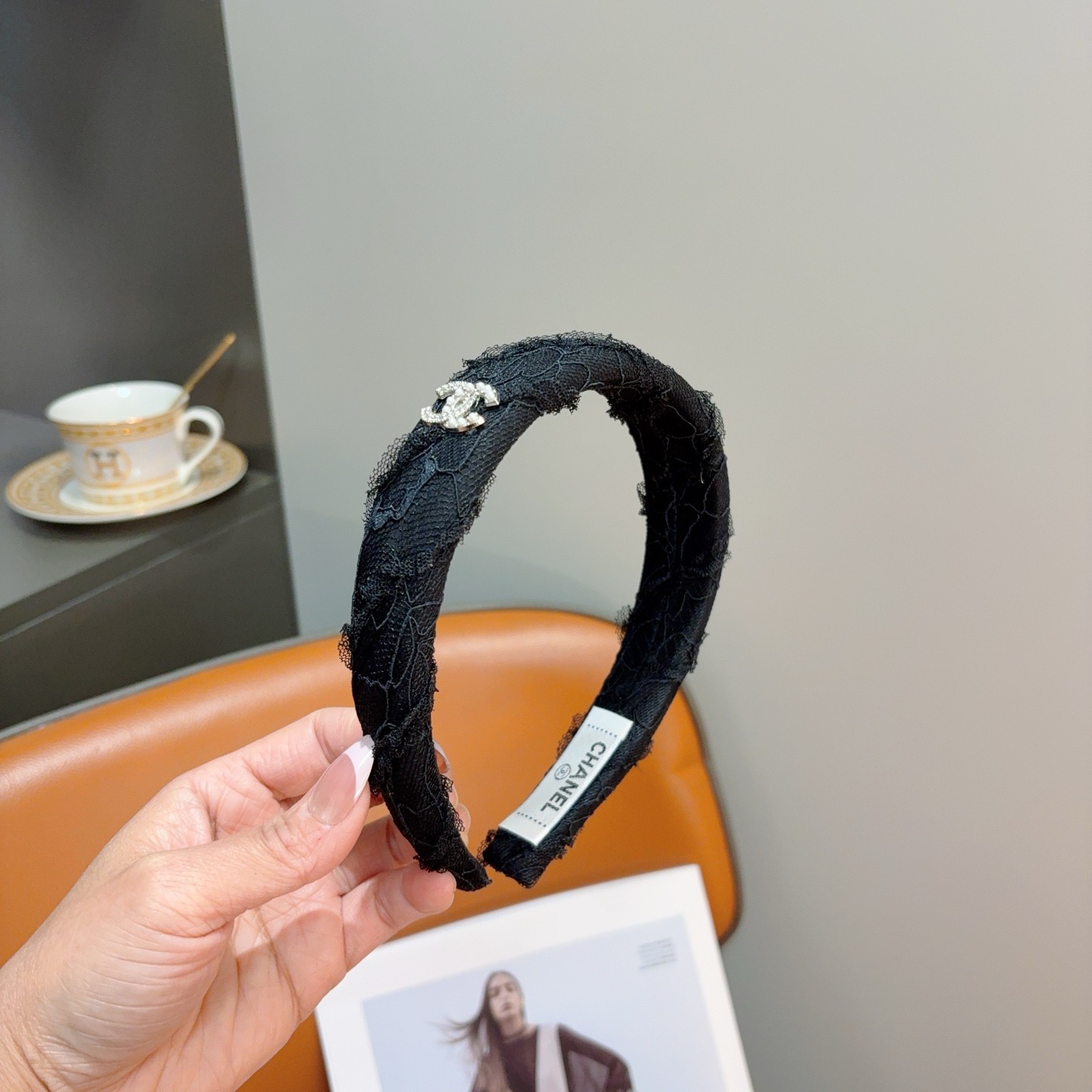 NO:881385,Comes with packaging CHANEL (Chanel) new small fragrant lace headband, new large face-showing small headband, recommended by Internet celebrities. Paired with high-end double Clogo, super exquisite, fashionable and versatile!  hairpins,hairpins,chanel,chanel,hairpins19860909配包装 CHANEL（香奈儿）新款小香花边发箍,新品巨显脸小头箍,网红爆款推荐 搭配高端双Ｃlogo ,超精致时尚百搭！发夹,发夹,chanel,chanel,hairpins,accessory