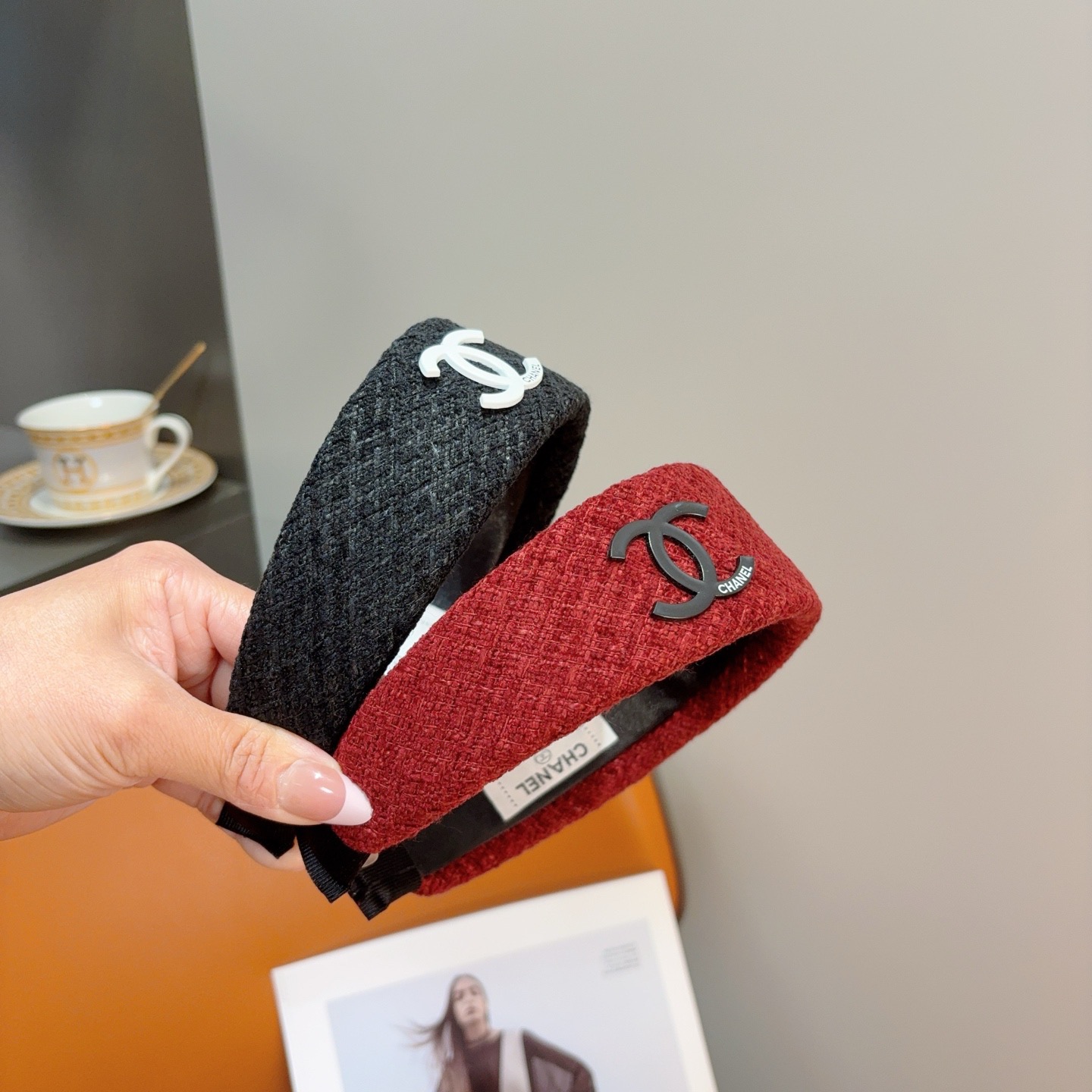 NO:881284,Comes with packaging CHANEL (Chanel) new autumn and winter small fragrance style hairbands, retro headbands, recommended by Internet celebrities. With high-end materials, super exquisite, fashionable and versatile. Hairpins, hairpins, chanel, chanel, hairpins19860909配包装 CHANEL（香奈儿）秋冬新款小香风发箍,复古头箍,网红爆款推荐 搭配高端材质,超精致,时尚百搭.发夹,发夹,chanel,chanel,hairpins,accessory