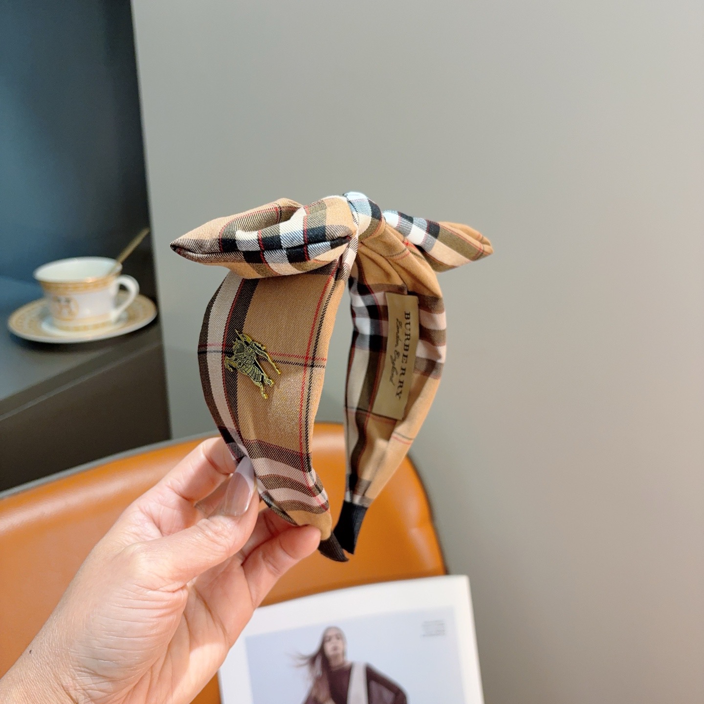 NO:881401,Comes with packaging BURBERRY autumn and winter classic new headband, customer-supplied fabrics, all details are shot in real time!  Very attractive and versatile, suitable for various occasions!  hairpins,hairpins,burberry,burberry,hairpins19860909配包装 巴宝莉BURBERRY 秋冬经典新款发箍,客供面料 细节全部实拍！非常耐看又百搭、适合各种场合搭配！发夹,发夹,burberry,burberry,hairpins,accessory
