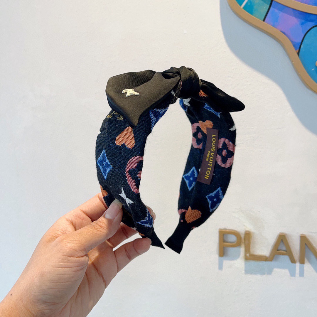 NO:881395,Comes with packaging LV Louis Vuitton's hot new bow wide headbands, fashionable headbands, the latest and latest styles coming to the counter, fashionable and versatile, a must-have for goddesses!  hairpins,hairpins,louis vuitton,louis vuitton,hairpins19860909配包装 LV 路易威登 火爆新款蝴蝶结宽版发箍,时尚头箍,专柜最最新款来袭时尚百搭,女神必入 ！发夹,发夹,louis vuitton,louis vuitton,hairpins,accessory