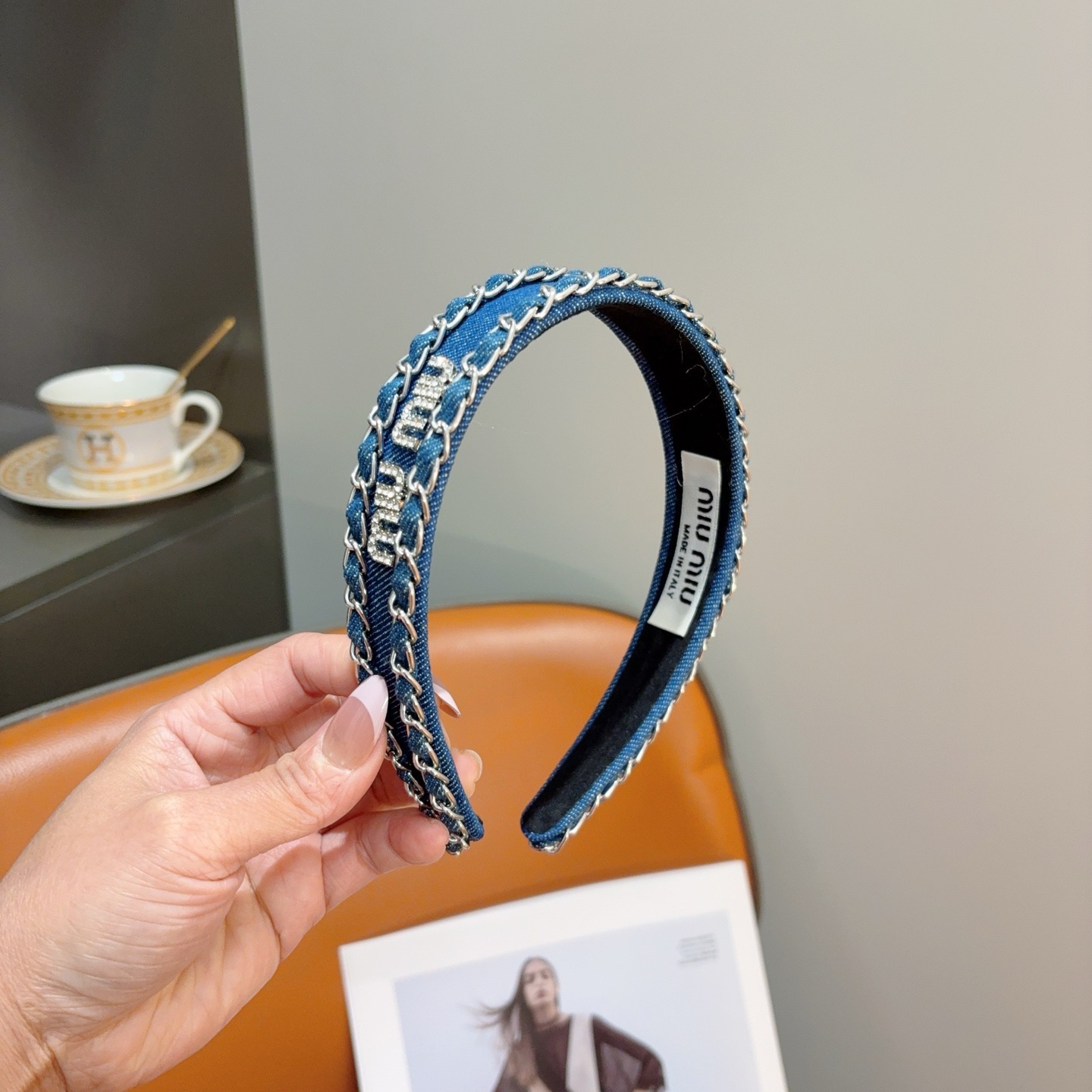 NO:881368,Comes with packaging 45 miumiu Miu Miu's new chain denim headband, original wide version, simple and versatile, a must-have for fashionable women, super classy!  Comes with packaging 45 miumiu Miu Miu's new chain denim headband, original wide version, simple and versatile, a must-have for fashionable women, super classy!  hairpins,hairpins,miumiu,hairpins19860909配包装45 miumiu 缪缪 新款链条牛仔布发箍,宽版原单货, 简约百搭,潮女必备品,超级的高大上！配包装45 miumiu 缪缪 新款链条牛仔布发箍,宽版原单货, 简约百搭,潮女必备品,超级的高大上！发夹,发夹,miumiu,hairpins,accessory