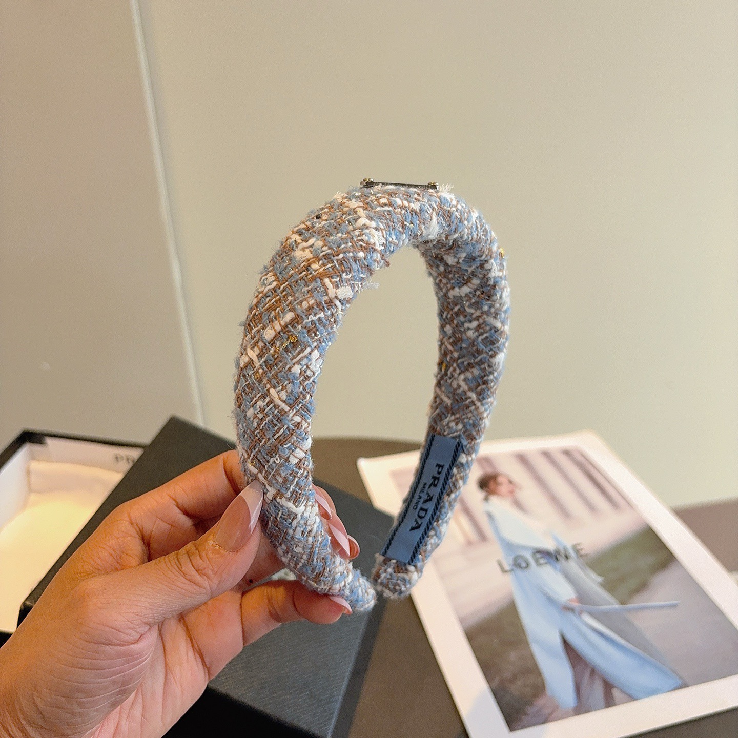 NO:881378,Comes with packaging PRADA (Prada) new trendy letter headband with inverted triangle. A must-have item for the goddess of temperament. It is very versatile and fashionable. Wearing it will make you look classy. Hairpins, hairpins, prada, prada, hairpins19860909配包装 PRADA（普拉达） 倒三角新款潮流字母发箍.气质女神必备单品,非常百搭,时尚潮流, 戴上它满满的高大上.发夹,发夹,prada,prada,hairpins,accessory