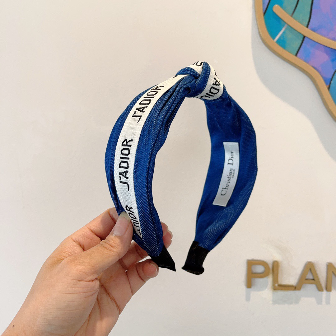 NO:881390,Comes with packaging Dior (Dior) classic new knotted denim headband, original goods from the counter, let your charm bloom. Fresh and ladylike style makes fashion simpler. Hairpins, hairpins, dior, dior, hairpins19860909配包装 Dior（迪奥） 经典新款打结牛仔布发箍,专柜原单货,让你的魅力绽放 清新淑女范让时尚更简单.发夹,发夹,dior,dior,hairpins,accessory