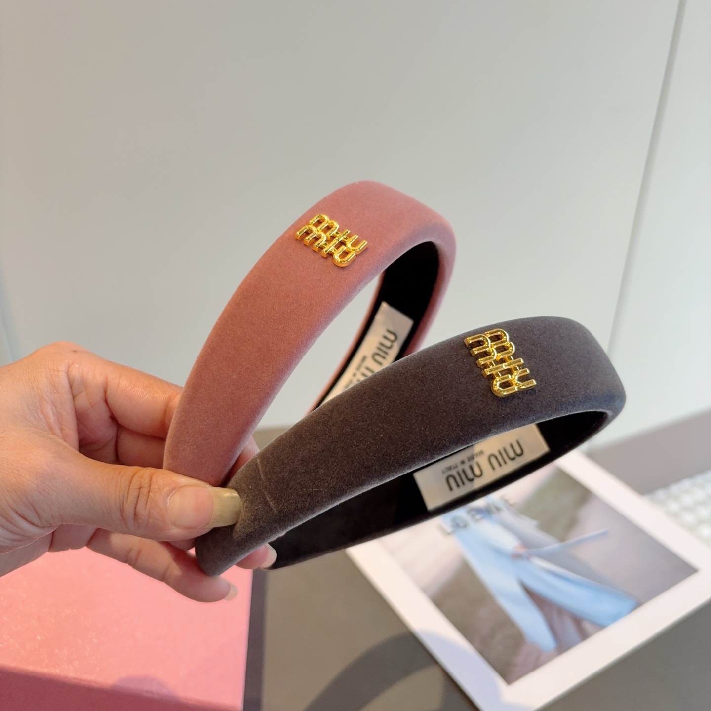 NO:881353,Comes with packaging MIUMIU's new handmade headband, original item, simple and versatile headband, a must-have for fashionable women, super versatile and classy!  hairpins,hairpins,miumiu,hairpins19860909配包装 MIUMIU（缪缪）新款手工制作发箍,原单货,简约百搭头箍 潮女必备品,超级百搭高大上！发夹,发夹,miumiu,hairpins,accessory