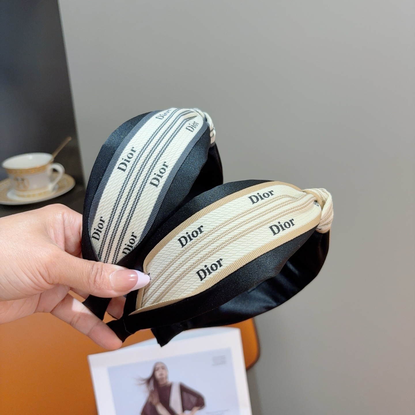 NO:881279,Comes with packaging Dior (Dior) hot new D letter silk wide version headband, counter quality, let your charm bloom, fresh lady style makes fashion easier. Hairpins, hairpins, dior, dior, real silk, hairpins19860909配包装 Dior（迪奥） 火爆新款D字母真丝宽版发箍,专柜品质 让你的魅力绽放 清新淑女范让时尚更简单.发夹,发夹,dior,dior,real silk,hairpins,accessory