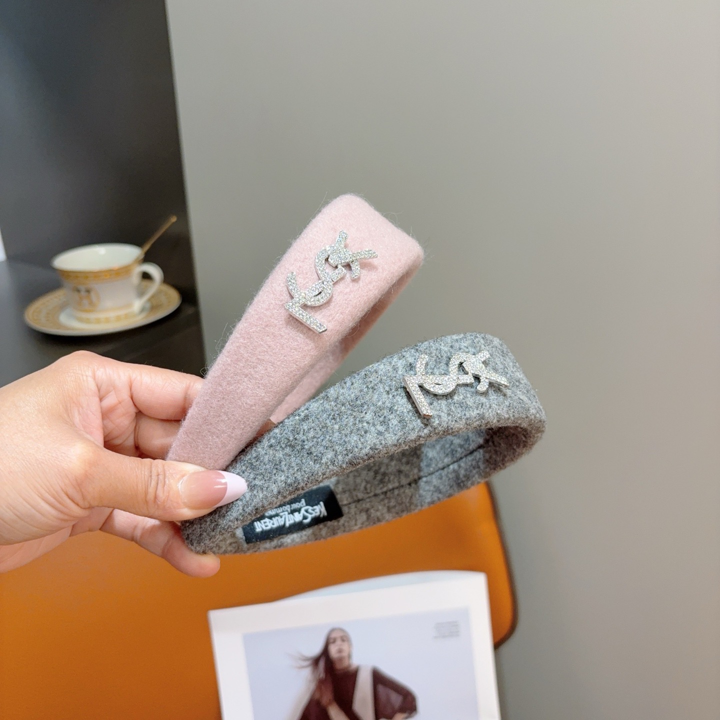 NO:881283,Comes with packaging Yves Saint Laurent's new autumn and winter Korean style headband, the original single headband is simple and versatile, a must-have for trendy women, super classy!  hairpins,hairpins,saint laurent,hairpins19860909配包装 圣罗兰 秋冬新款韩版发箍,原单头箍简约百搭,潮女必备品,超级的高大上！发夹,发夹,saint laurent,hairpins,accessory