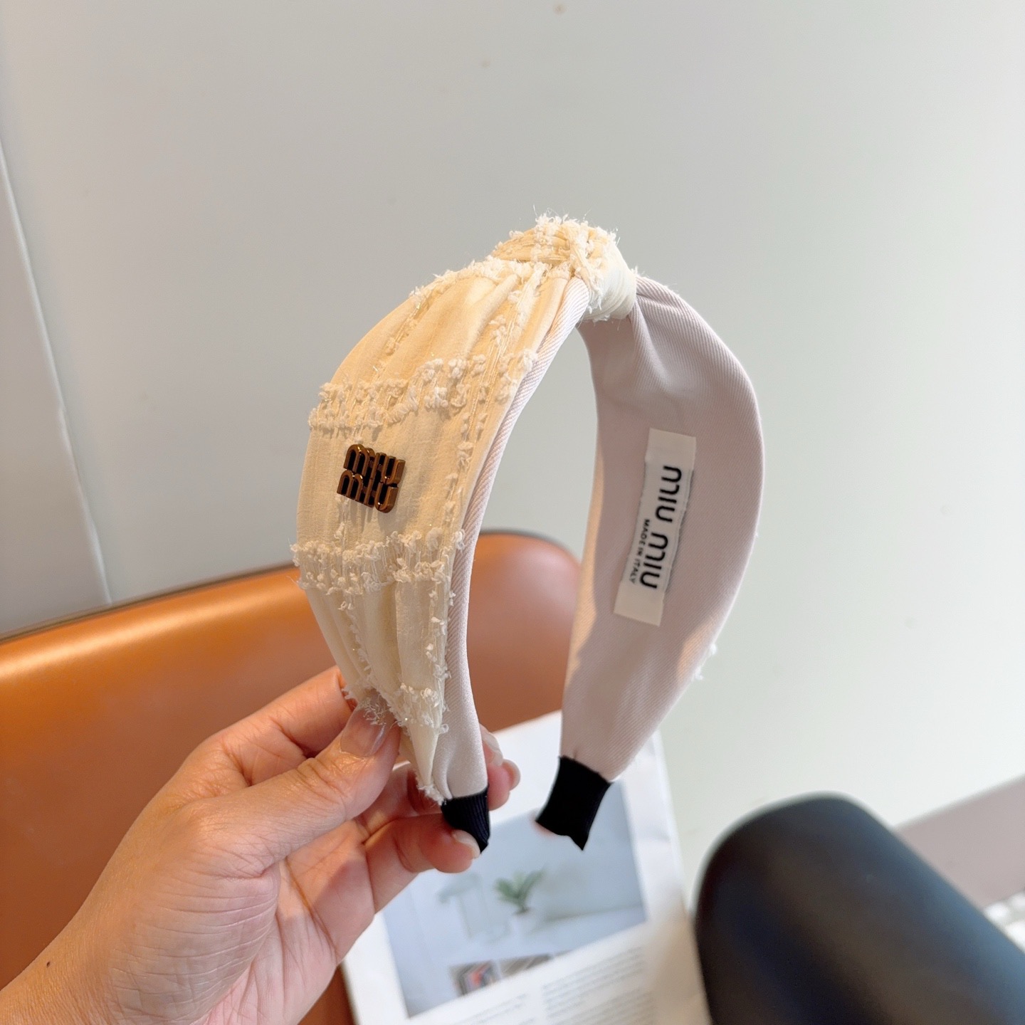 NO:881293,Comes with packaging MIUMIU's new wide-brimmed handmade headband, original hair accessory. Simple and versatile, a must-have for trendy women, super classy!  hairpins,hairpins,miumiu,hairpins19860909配包装 MIUMIU（缪缪）新款宽边手工制作发箍,原单货发饰 简约百搭,潮女必备品,超级的高大上！发夹,发夹,miumiu,hairpins,accessory