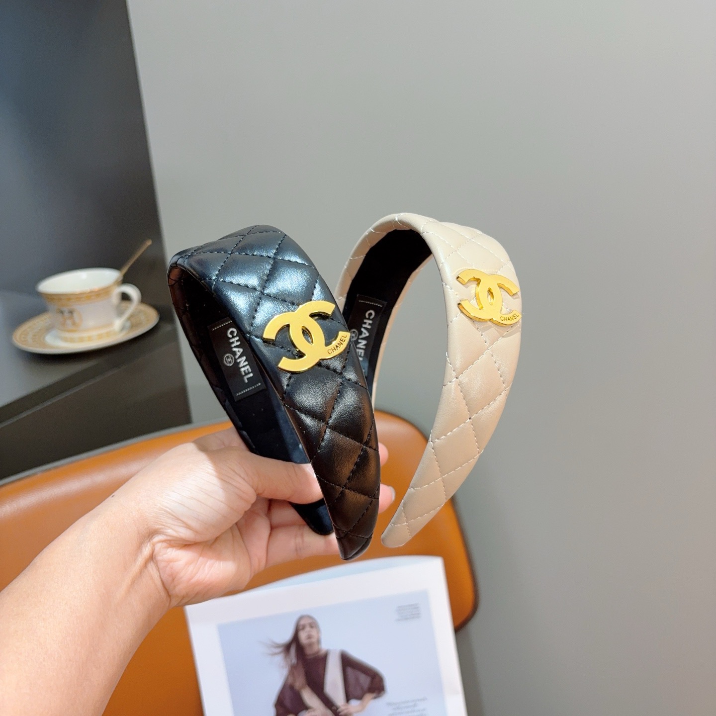 NO:881343,Comes with packaging CHANEL (Chanel) new exquisite high-end leather letter headband, retro Internet celebrity popular headband with high-end materials, ultra-exquisite, fashionable and high-end versatile style. Hairpins, hairpins, chanel, chanel, hairpins19860909配包装 CHANEL（香奈儿）新款精美高档皮质字母发箍,复古网红爆款头箍 搭配高端材质,超精致,时尚高级感百搭款.发夹,发夹,chanel,chanel,hairpins,accessory