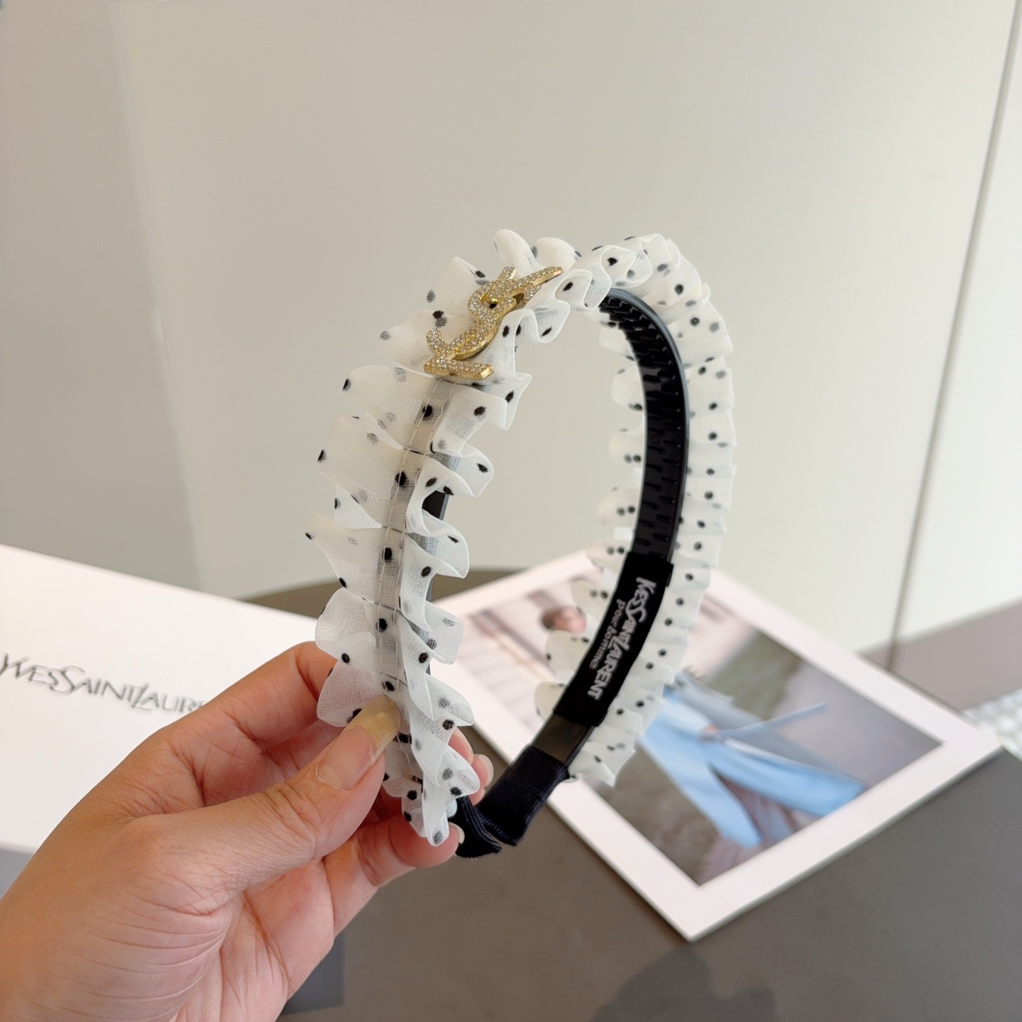 NO:881322,Comes with packaging Yves Saint Laurent's new trendy and high-end pleated headband, simple and versatile headband, a must-have for trendy women, super classy!  hairpins,hairpins,saint laurent,hairpins19860909配包装 圣罗兰 新款潮流高级感褶皱发箍,简约百搭头箍,潮女必备品,超级的高大上！发夹,发夹,saint laurent,hairpins,accessory